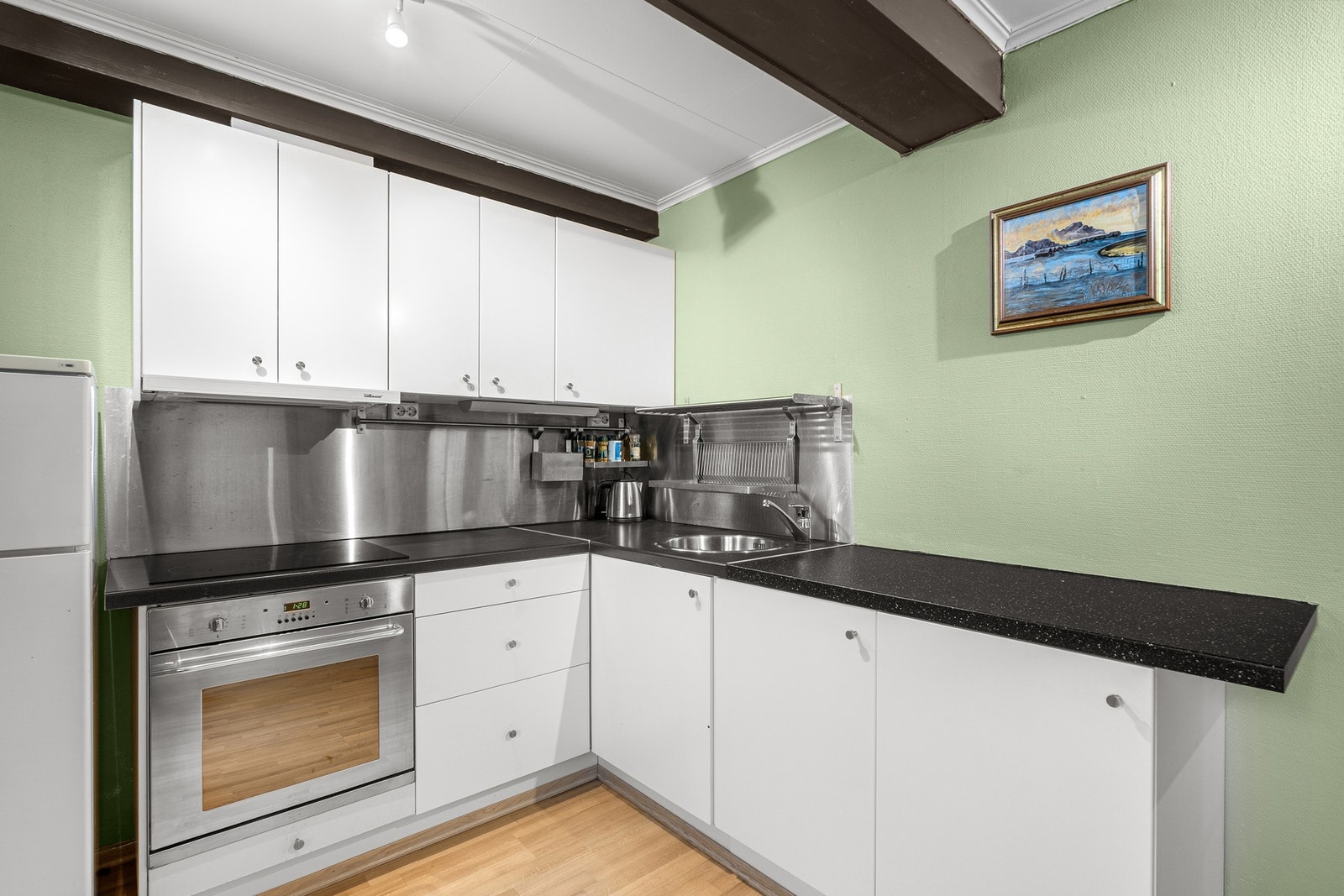 Åpen kjøkkenløsning med mye skap- og benkeplass. Galleribilde