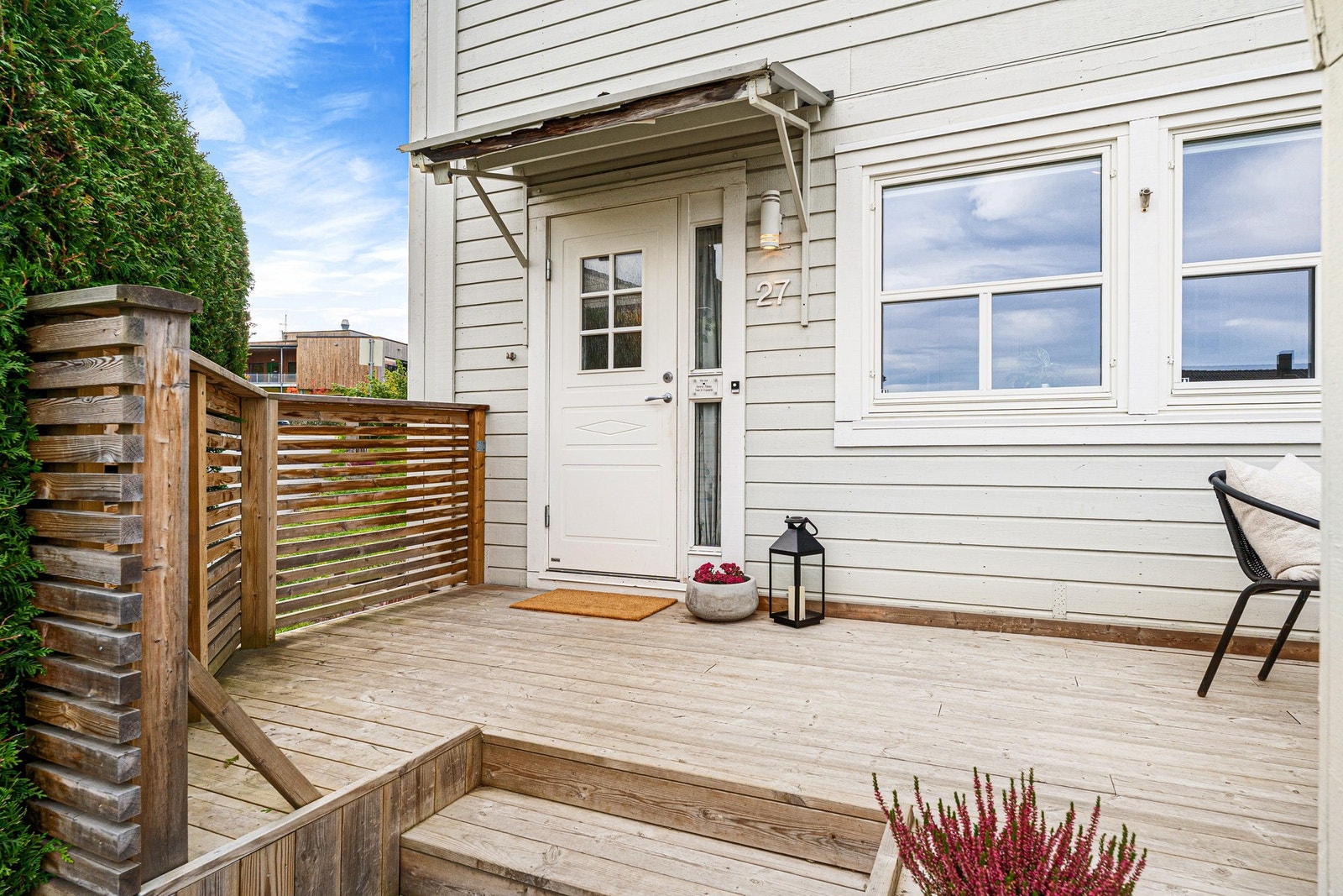 Terrasse ved inngangsparti med mye morgensol. Galleribilde