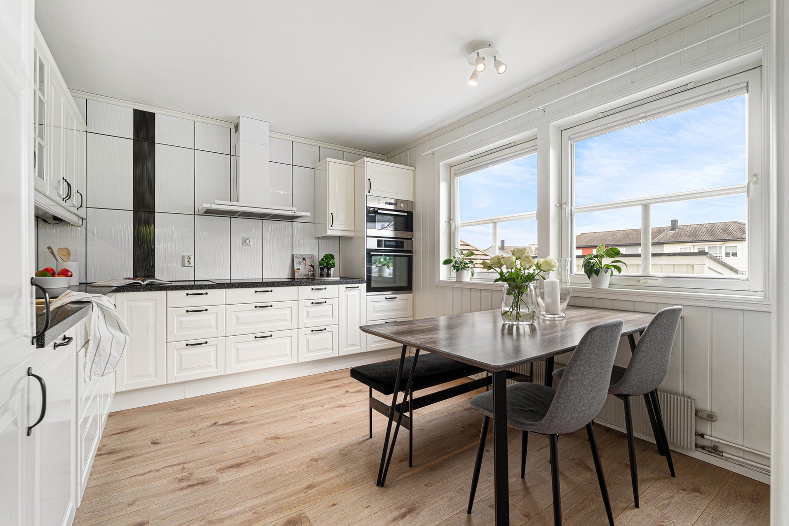 Kjøkkenet har rikelig med skap- og benkeplass. Galleribilde