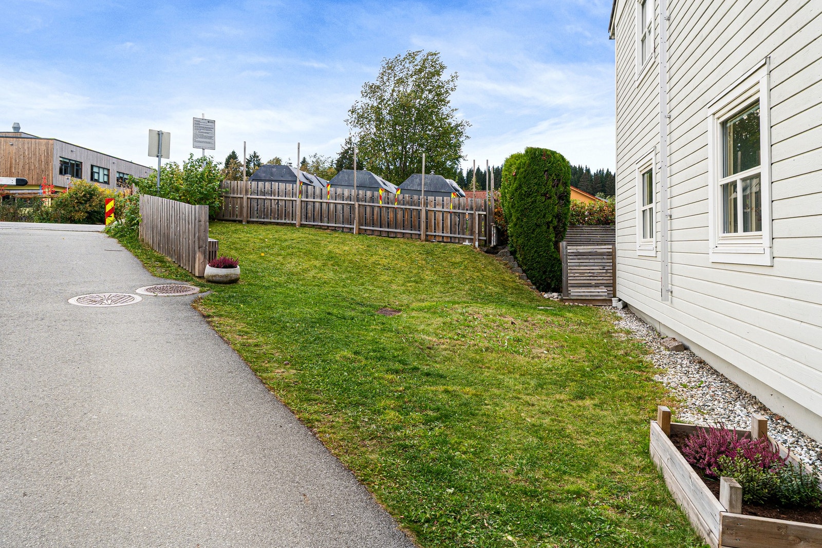 Rekkehuset har en fin endebeliggenhet i feltet. Galleribilde