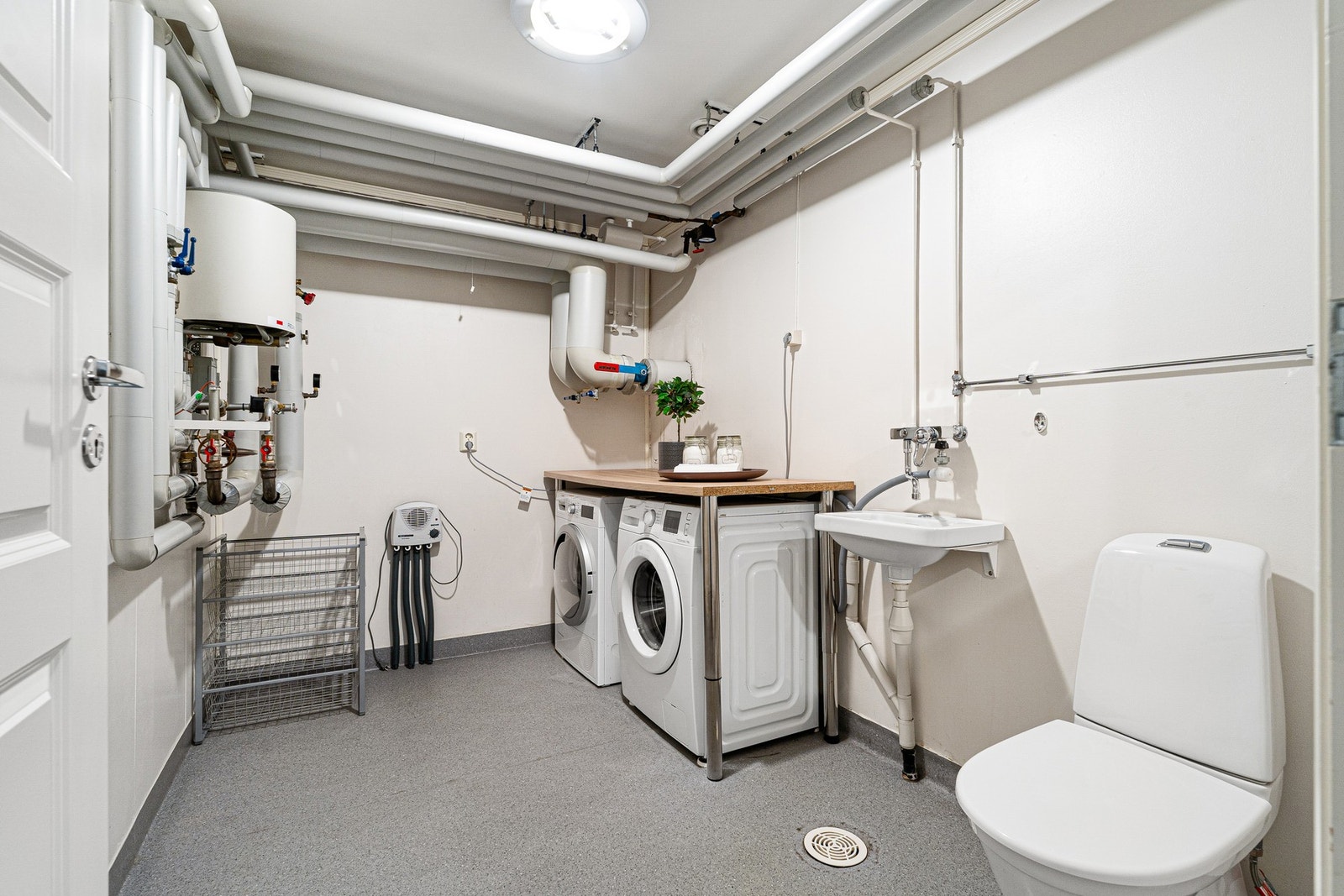 I kjelleren har man et eget praktisk vaskerom. Her er det også montert ekstra toalett. Galleribilde