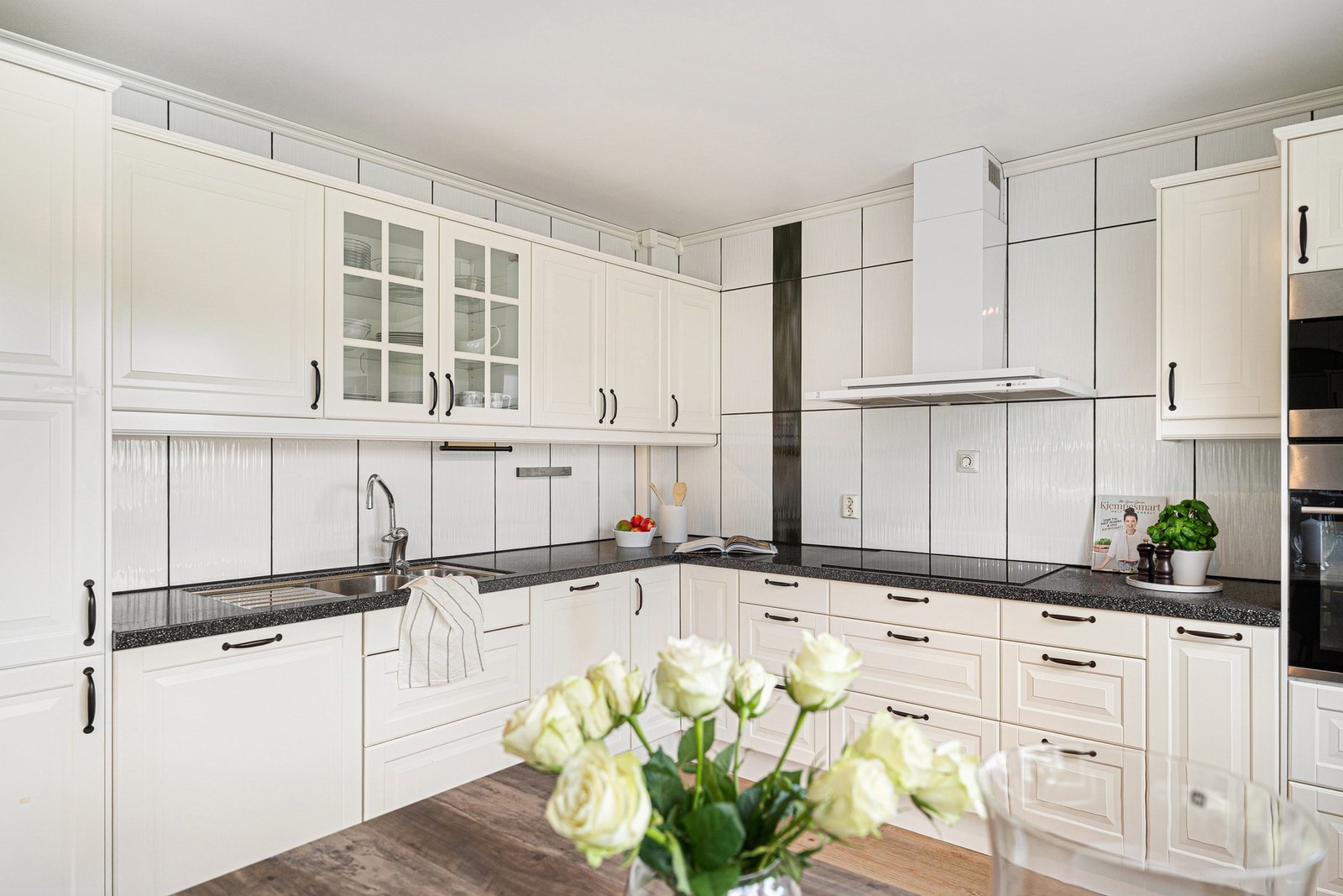 Lyst og pent kjøkken fra 2011. Galleribilde