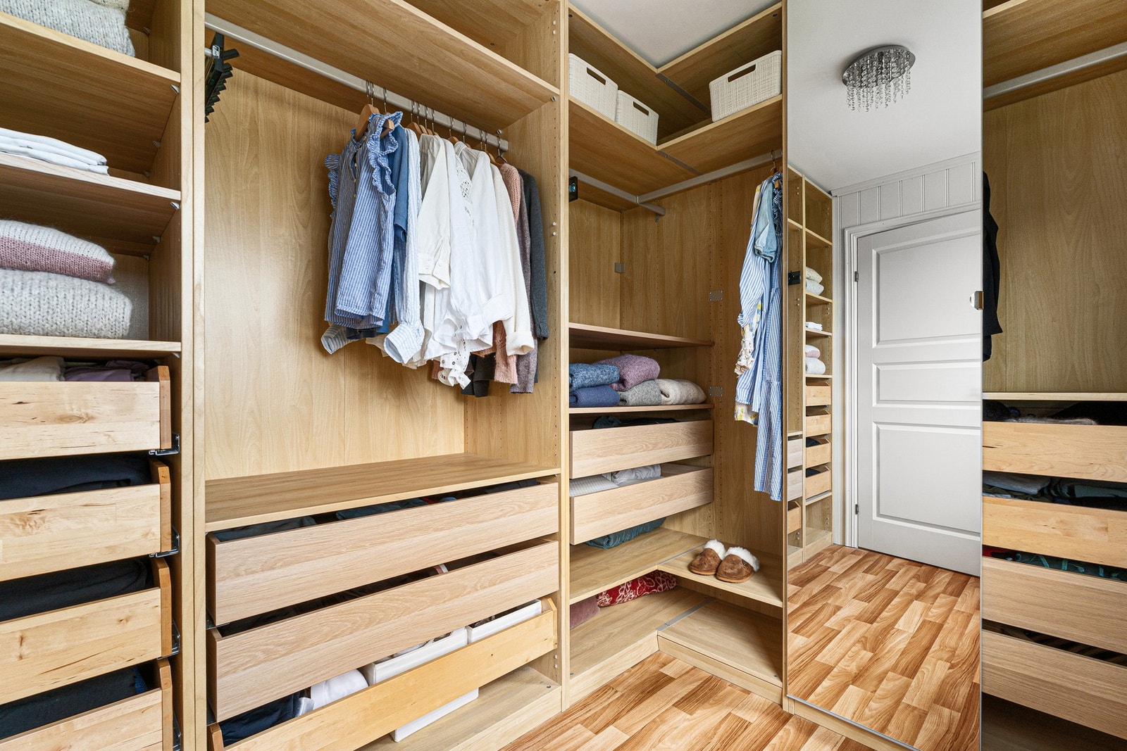 Rommer er innredet med smarte, gode garderobeløsninger. Galleribilde