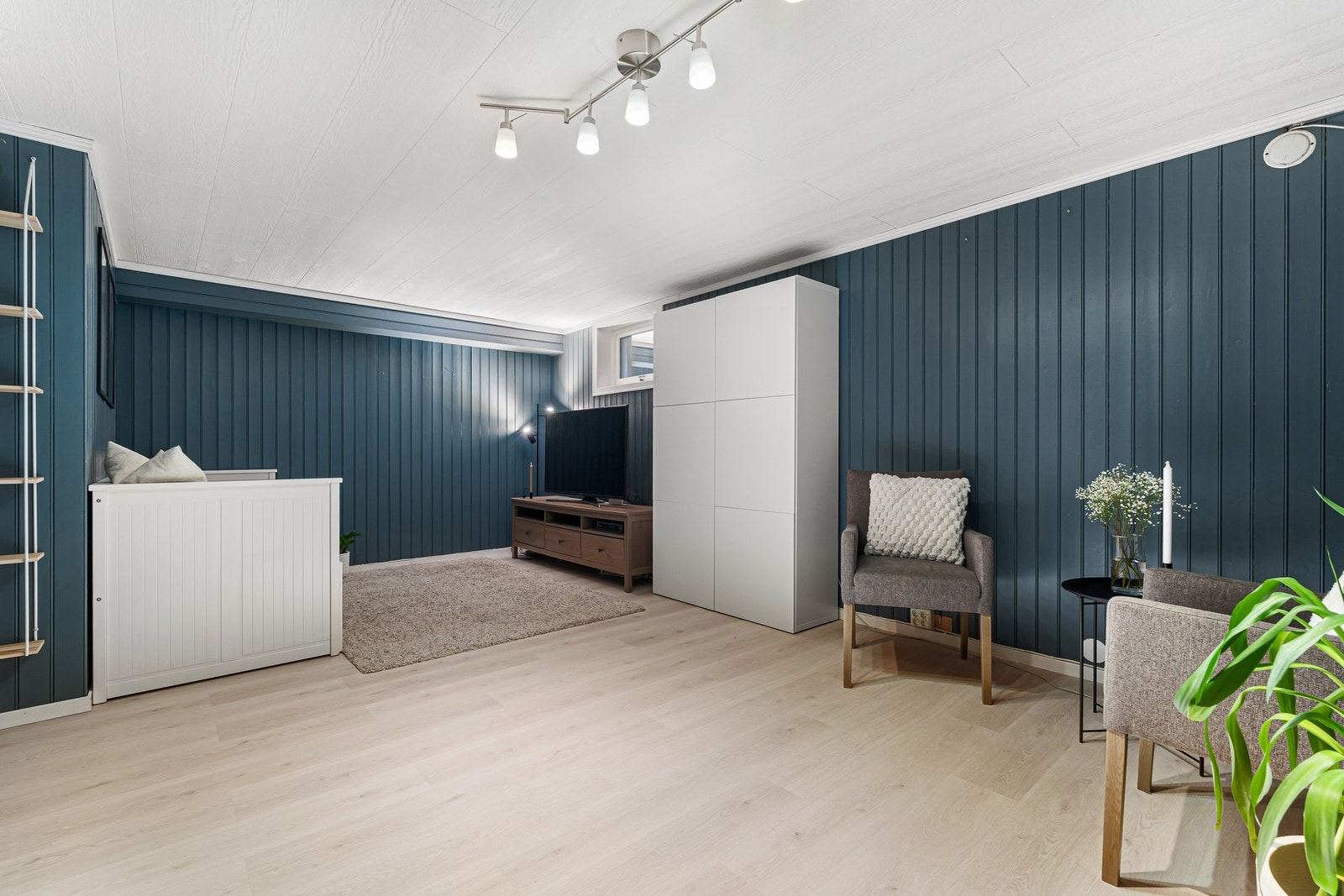 Kjelleren er innredet med et rom brukt som kjellerstue. Galleribilde