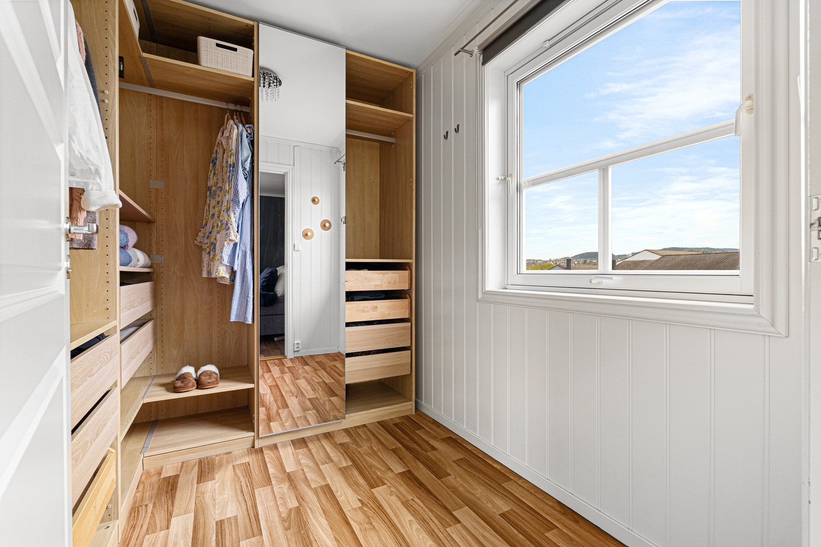 Bod innredet som garderoberom. Galleribilde