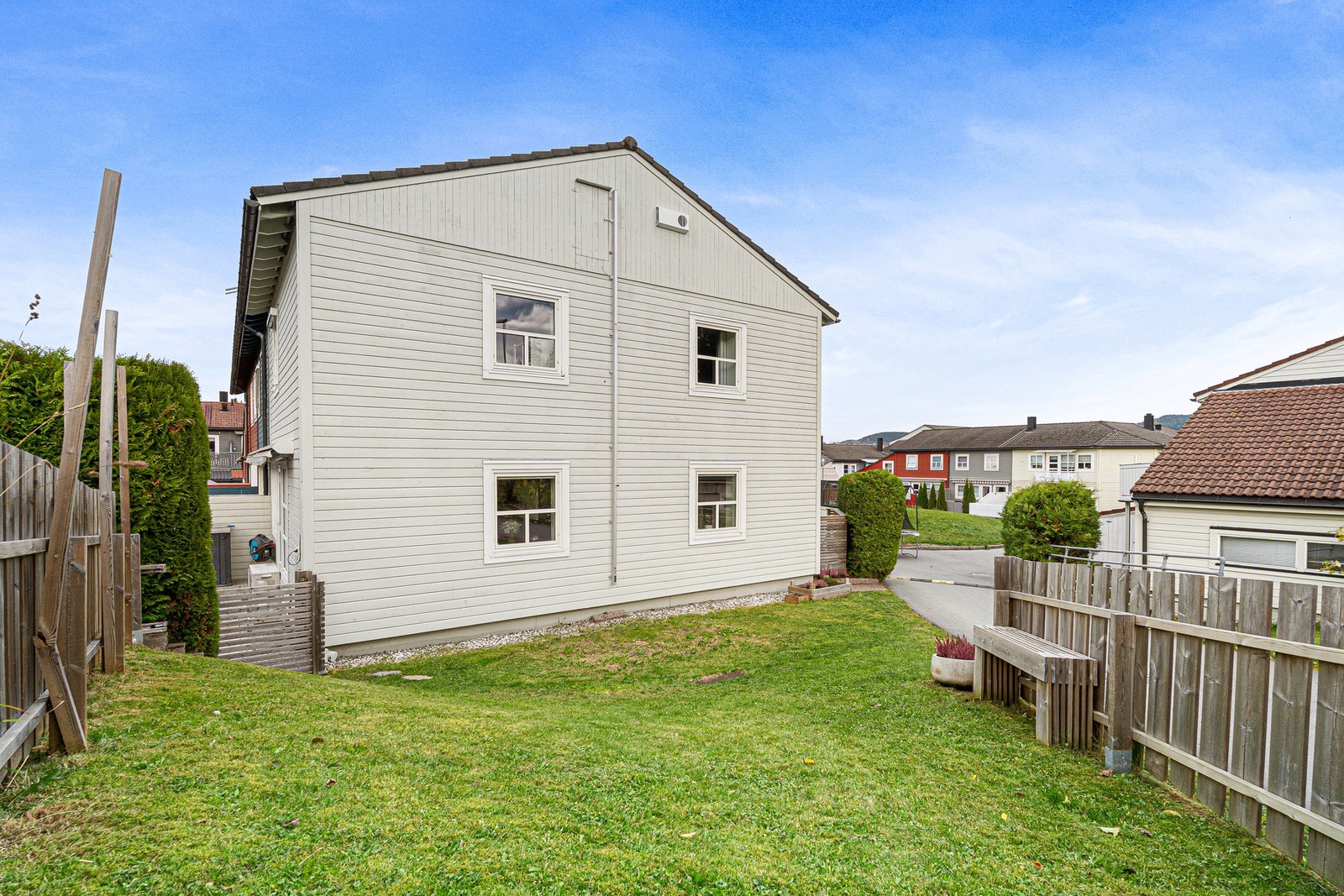 Egen hageflekk på sørsiden av huset, med gode solforhold. Her er det god plass til å boltre seg. Galleribilde