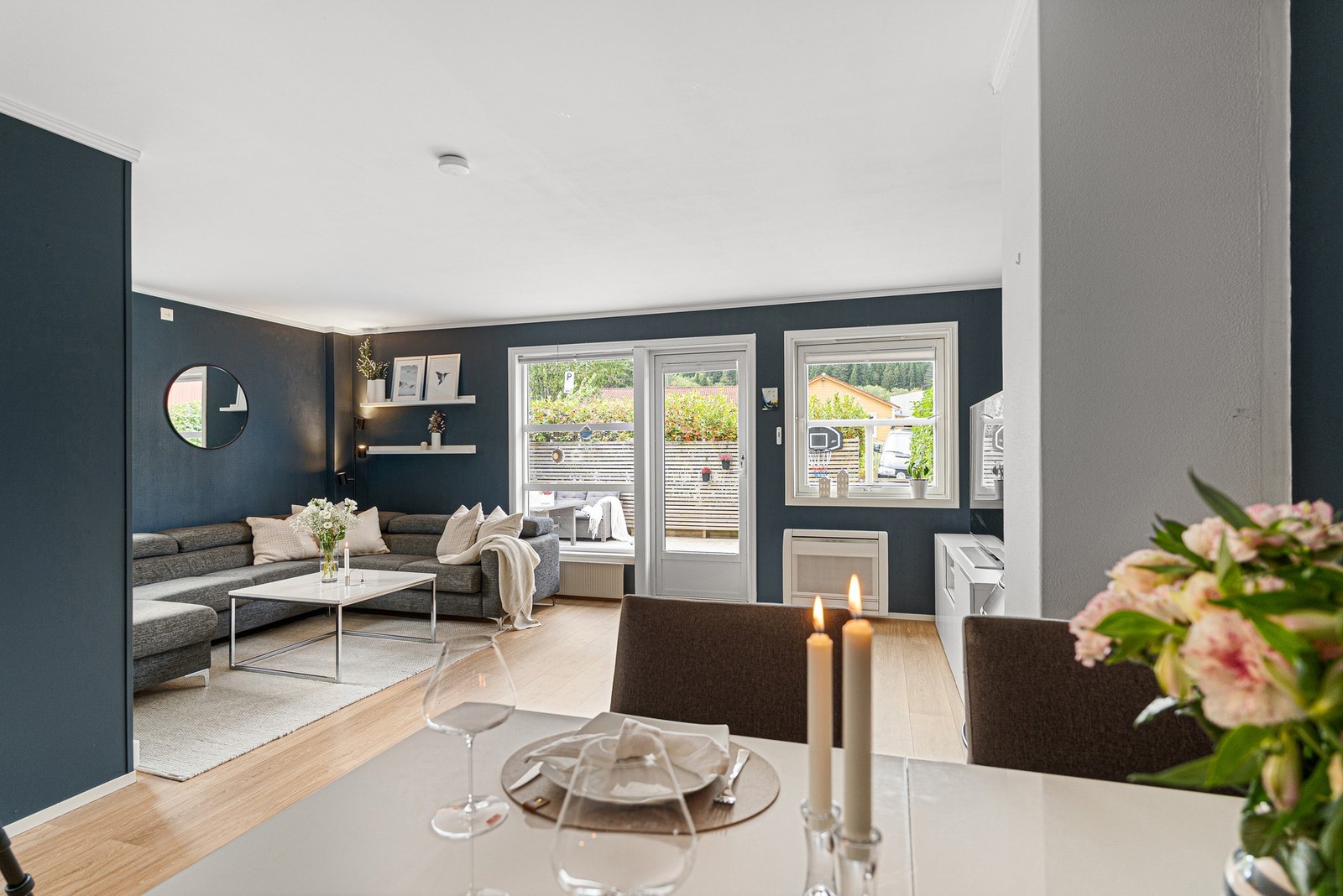 Fra stua har man utgang til terrassen. Galleribilde