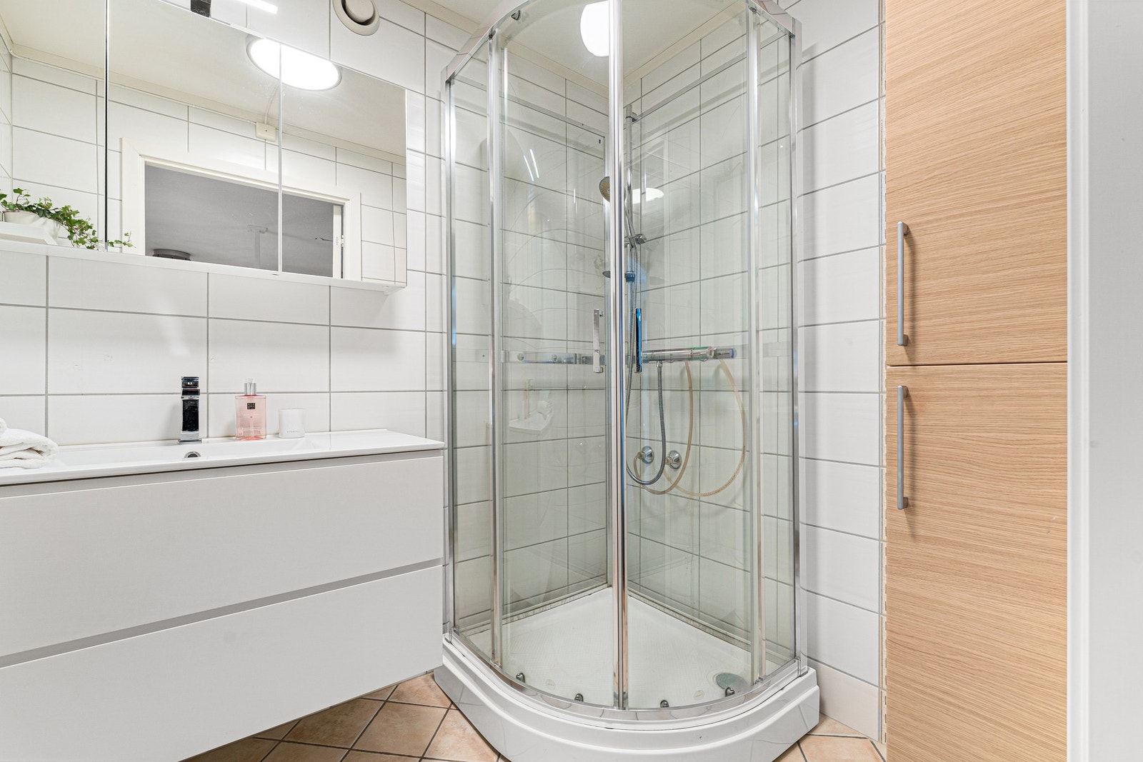 Badet er innredet med servant på underskap, veggskap og speilskap - her har man altså rikelig med oppbevaringsplass. Galleribilde