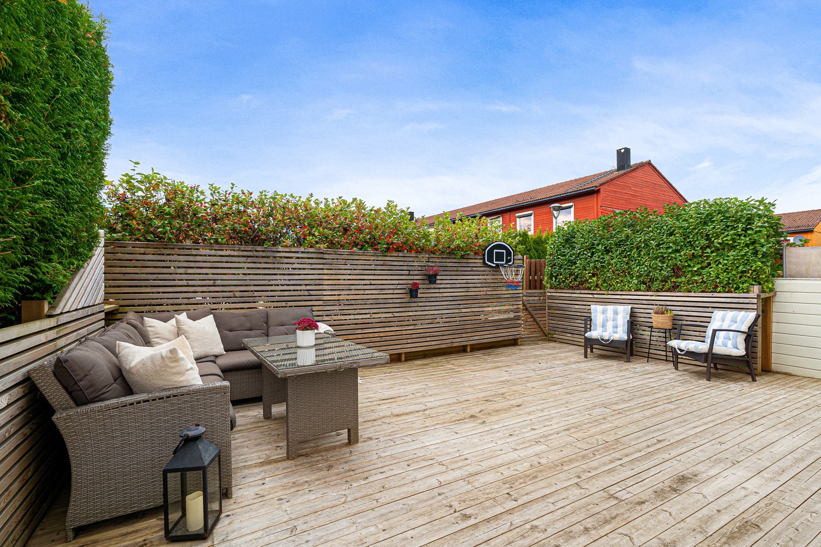 Terrassen er på hele 35,8kvm og byr på svært gode solforhold. Galleribilde