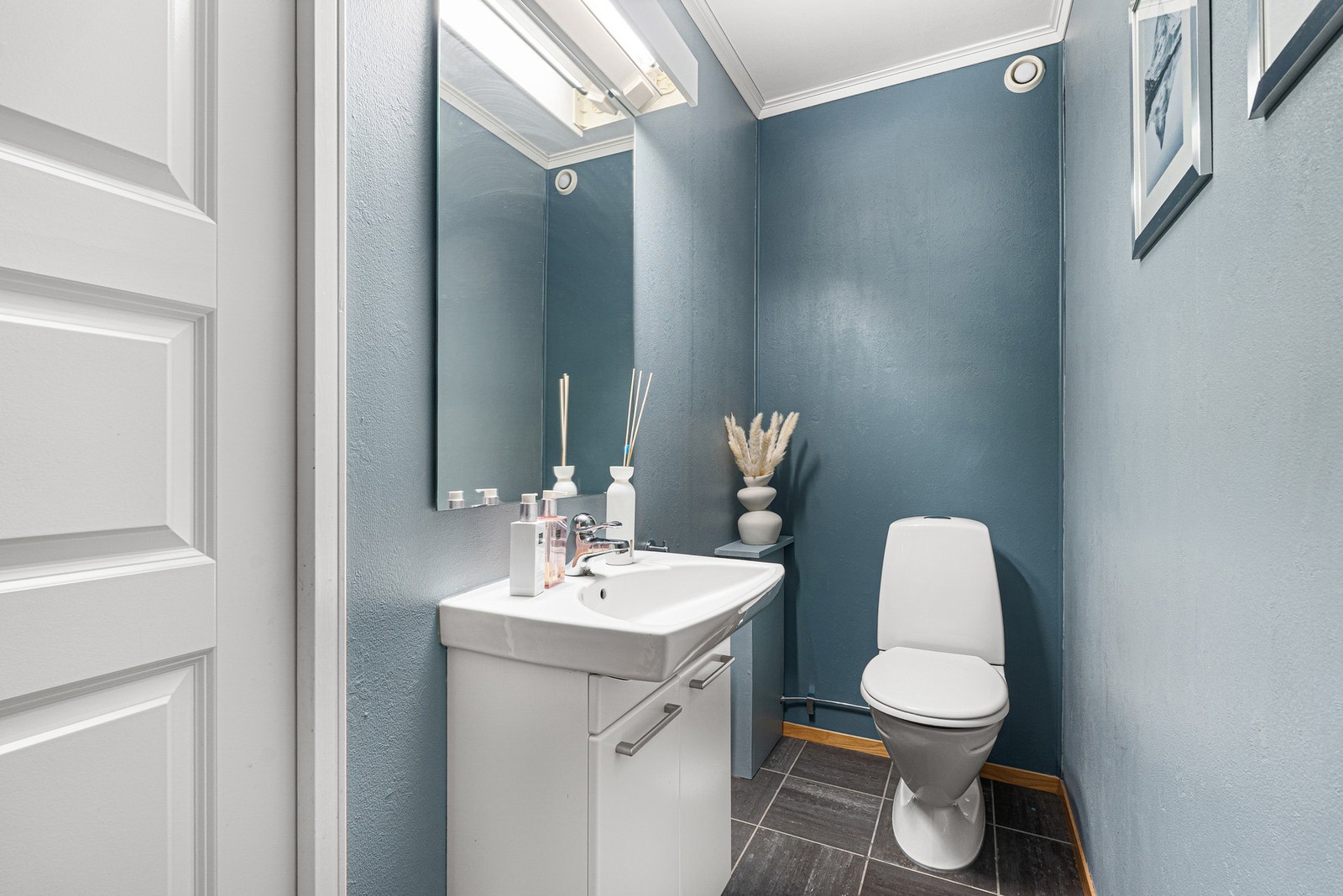 Eget separat toalettrom i samme etasje som soverommene og badet. Galleribilde