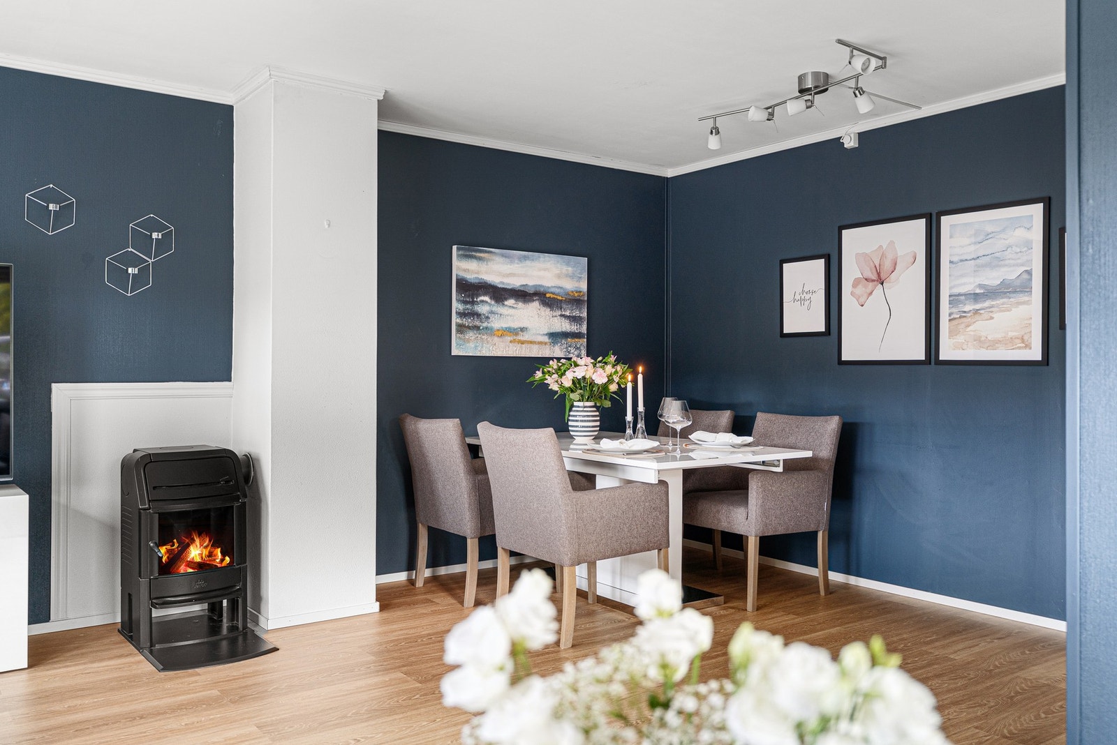 Det er godt med plass til både sofagruppe og spisegruppe på stua. Galleribilde