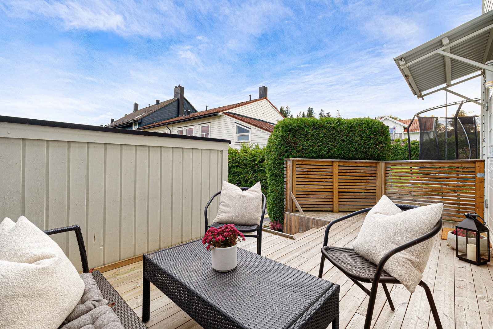 Ved inngangspartiet har man en praktisk sportsbod med mye lagringsplass. Denne ble bygget i 2021. Galleribilde