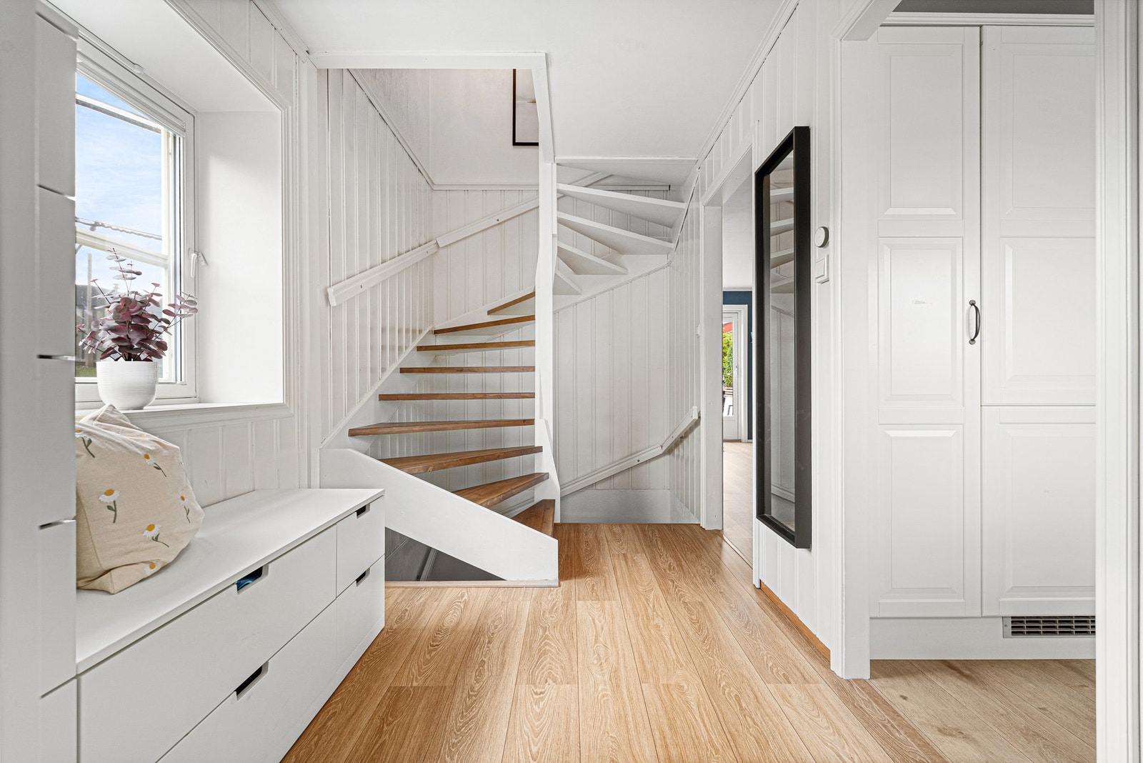 Boligen har oppvarming gjennom varmepumpe, fjernvarme og vedfyring i tillegg til noe elektrisk. Galleribilde