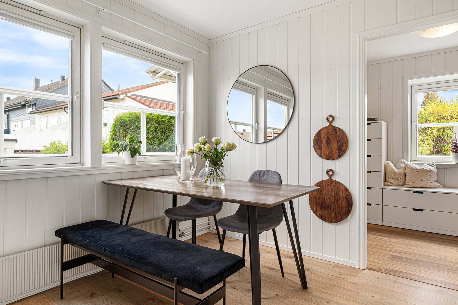 Det er plass til hyggelig spisebord på kjøkkenet. Galleribilde