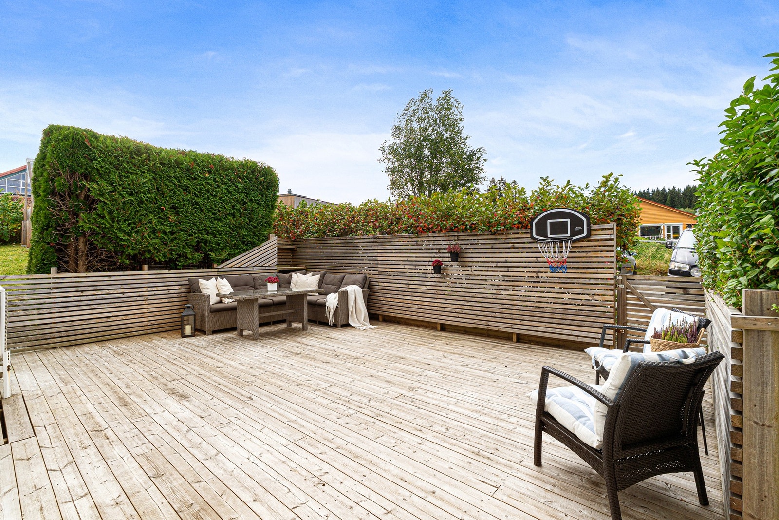 Boligen ligger svært fint til i Kroppanmarka med et flott uteområde vendt mot vest. Galleribilde