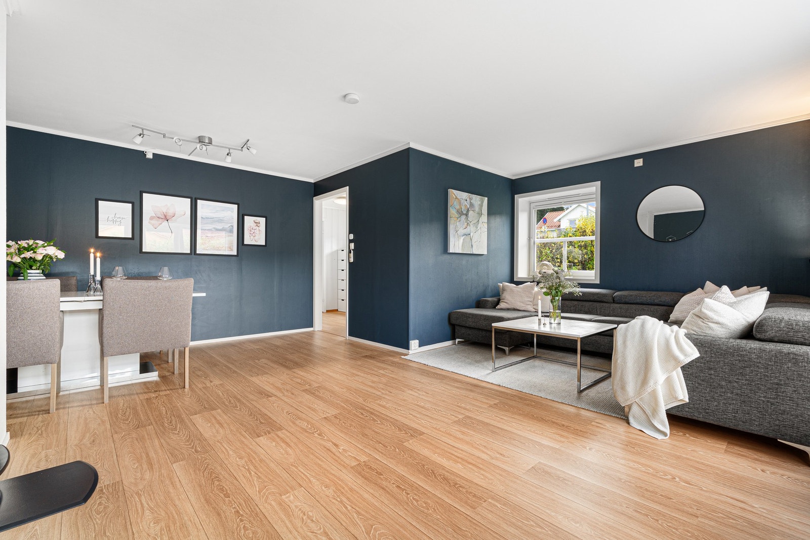 Romslig stue på hele 27 kvm. Galleribilde