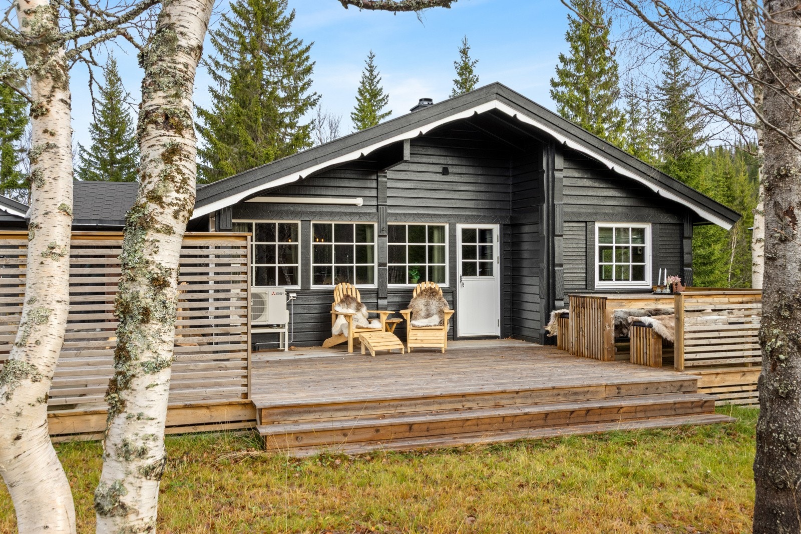 Fine uteområder med hele 46 kvm terrasse som kan nytes. Galleribilde