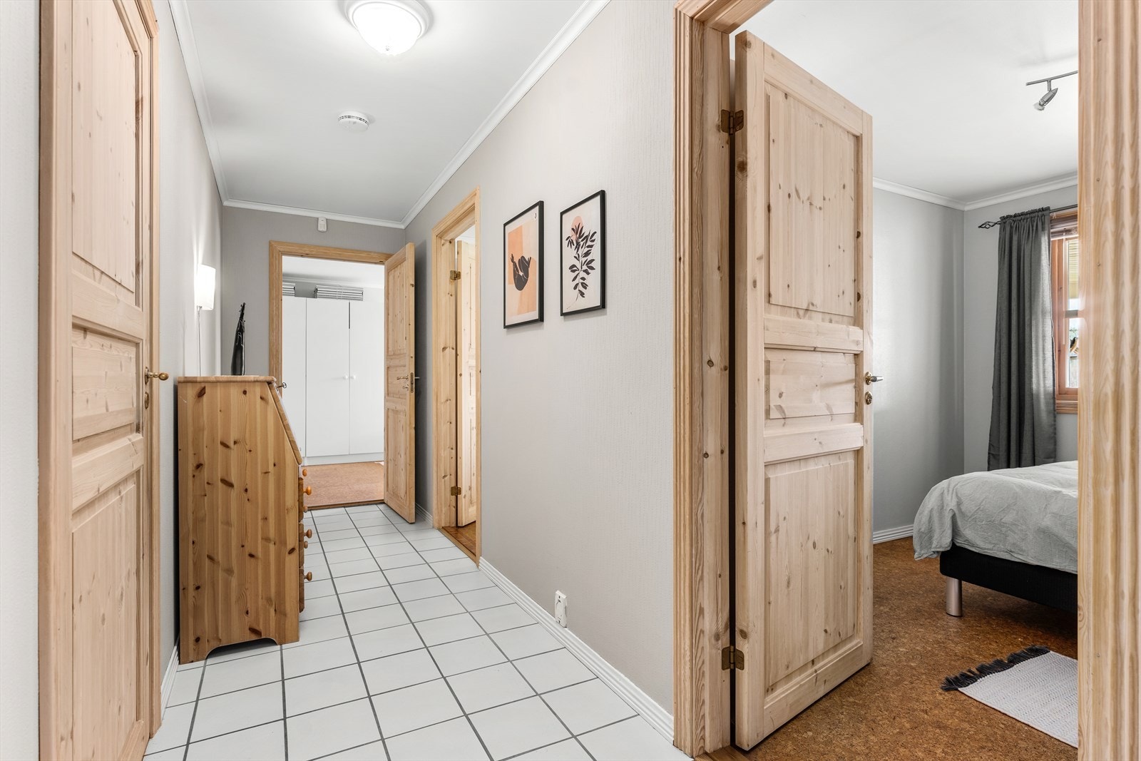 Gang inn til sov- og baderoms "avdelingen" i første etasje. Galleribilde