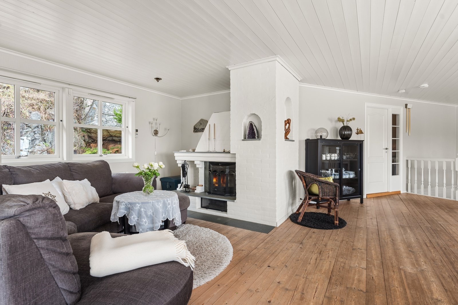 Stuen er innredet med bl.a. en lun peis-krok i vest-enden. Galleribilde