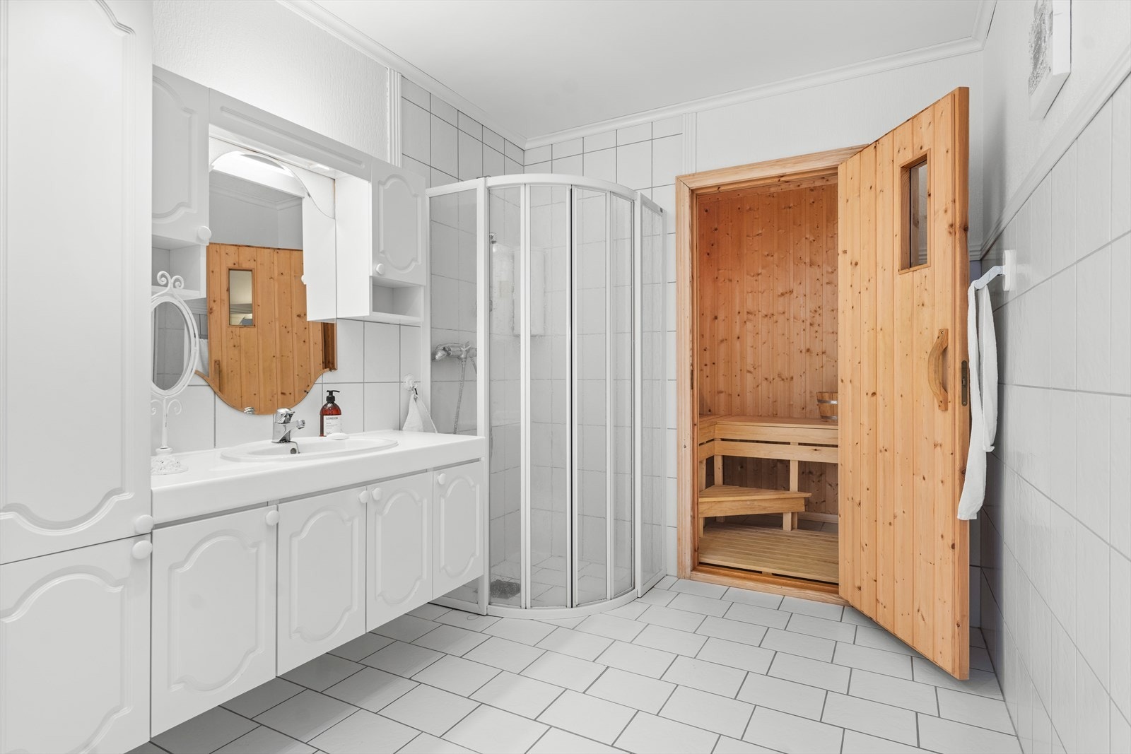 Badet i første etasjen har badstue. Galleribilde