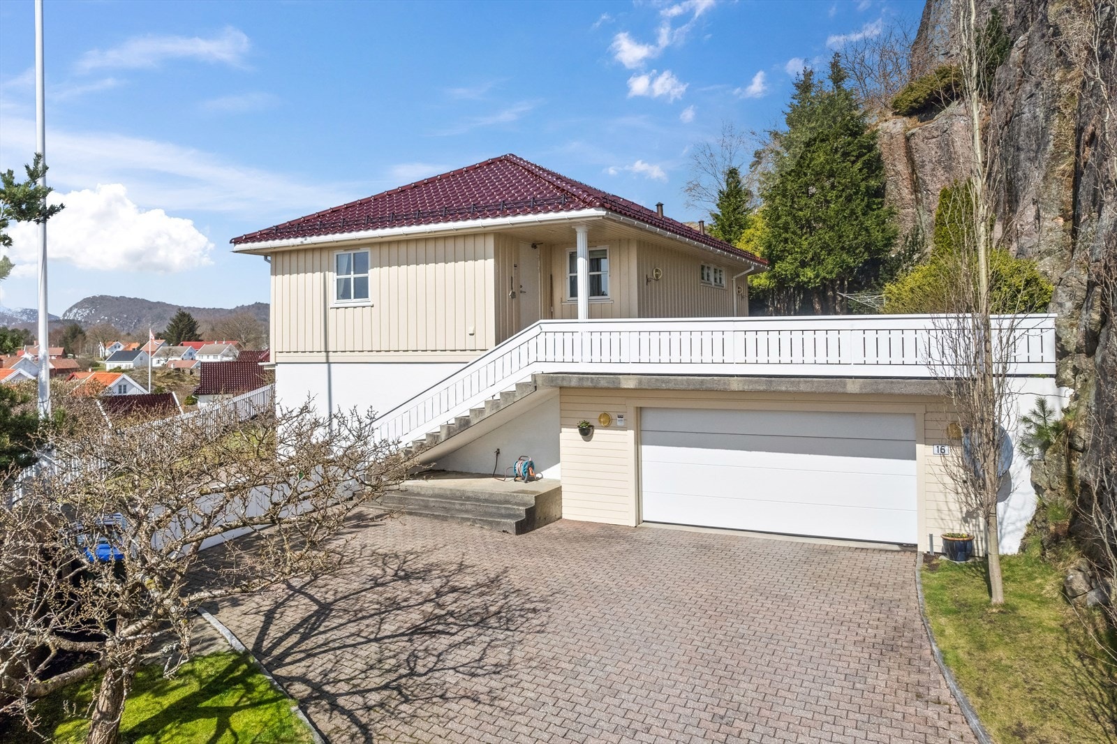 Steinbelagt innkjørsel opp til dobbel garasje. Galleribilde