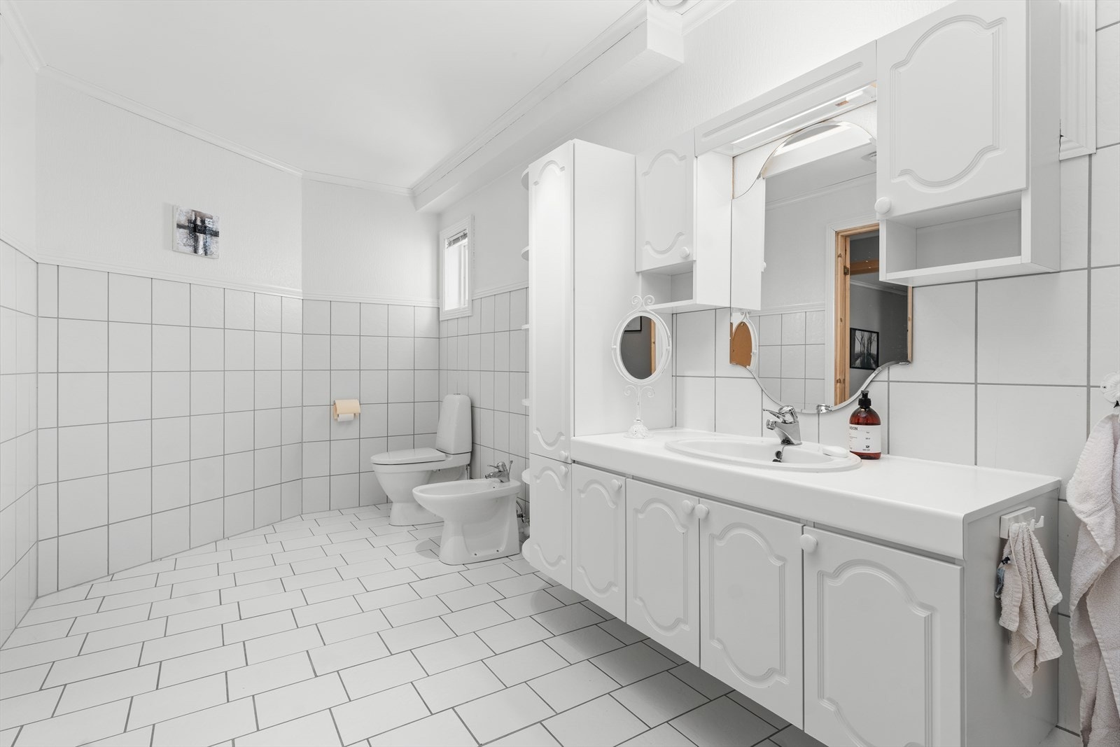 Stort bad nr. 2. Flislagt med varmekabler. Galleribilde