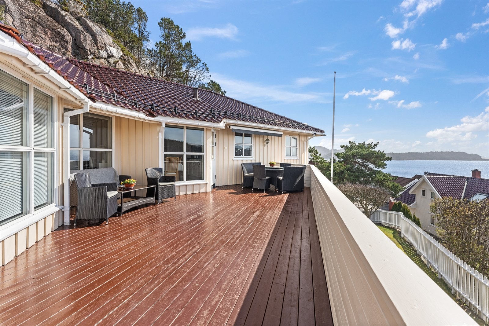 Terrasse-dekket er fornyet etter byggeår. Galleribilde