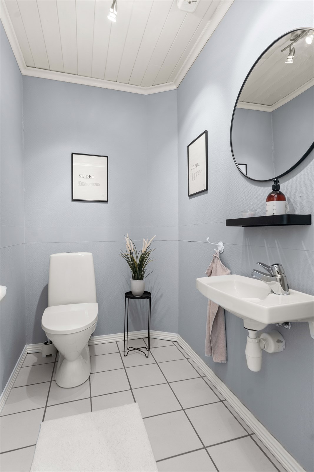 Separat gjestetoalett ved inngangspartiet. Galleribilde