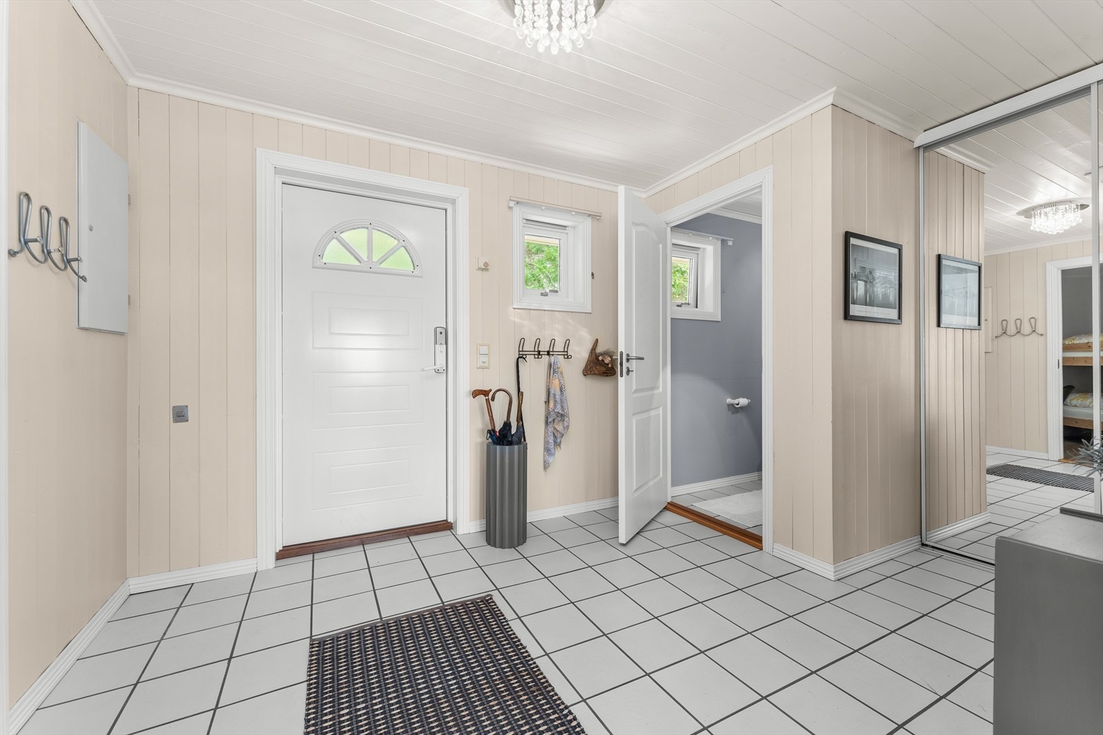 Lyst og stort, flislagt inngangsparti. Galleribilde