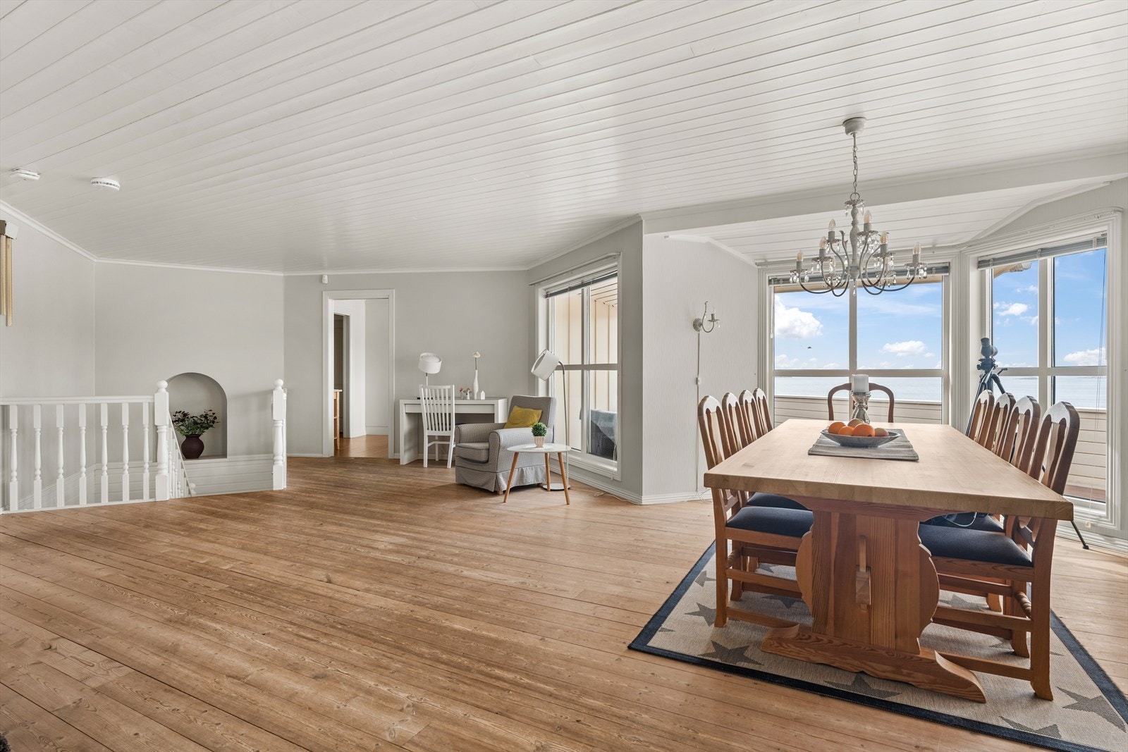 Stue og hagestue utgjør over 60 kvm, og det er god plass til både langbord, salonger og sittegrupper. Galleribilde