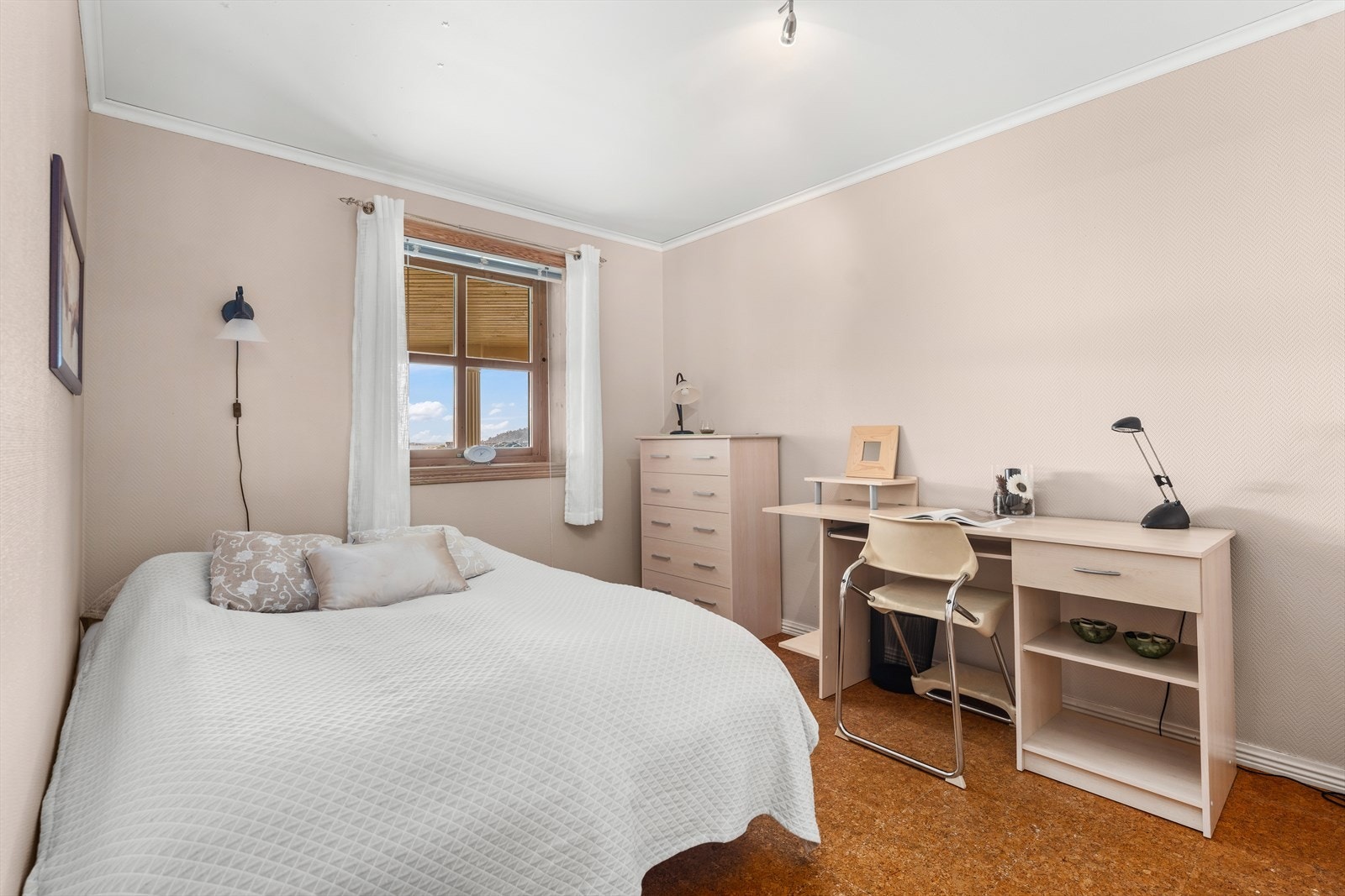 Det er 4 soverom i første etasje. Her er sov 1. Galleribilde