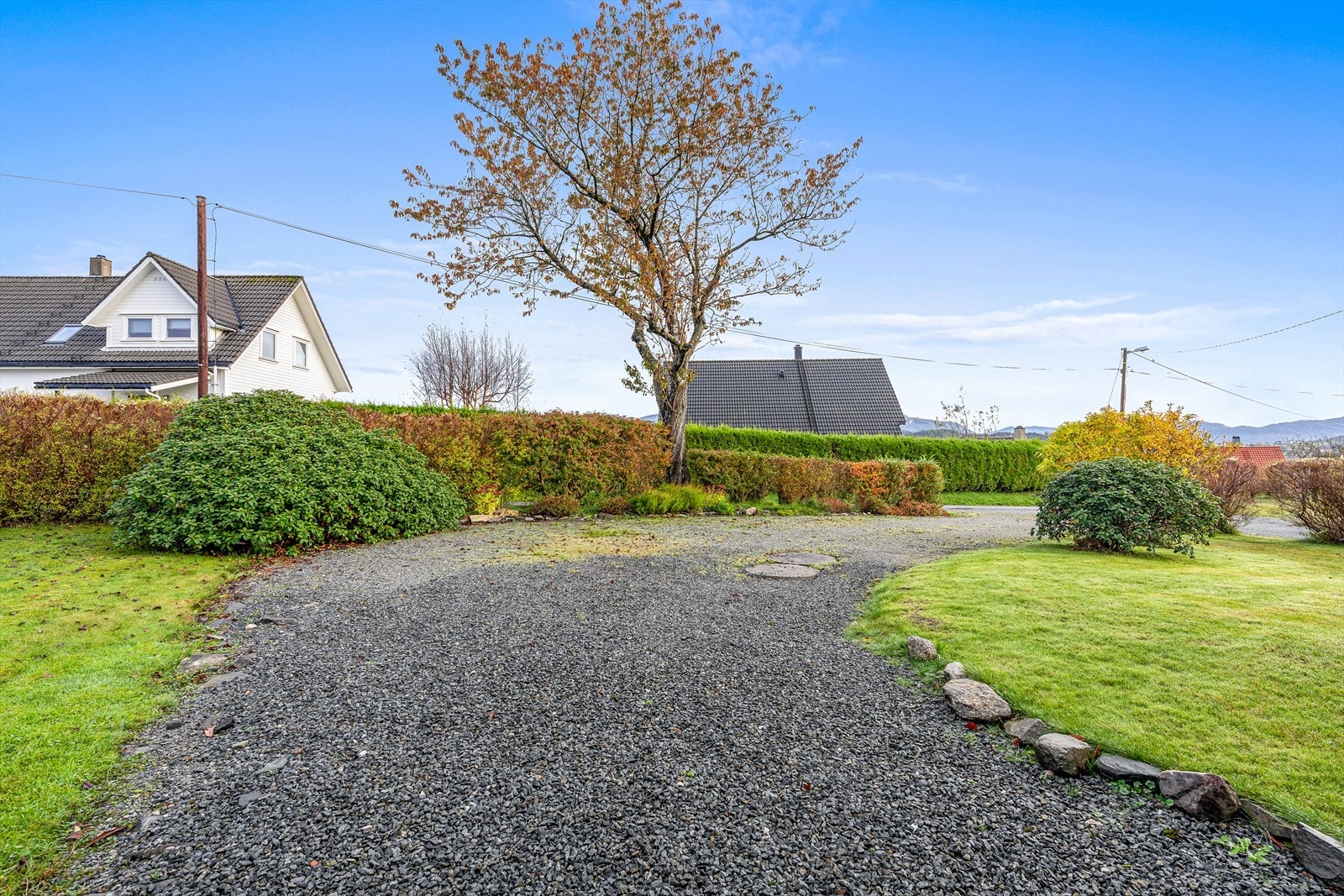 Gruset innkjørsel med parkeringsmuligheter Galleribilde