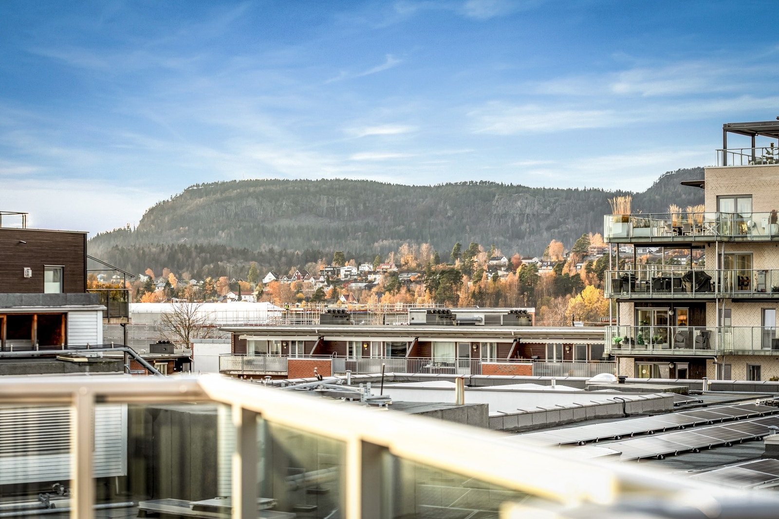 Flott utsikt over nærområdet og mot Kolsåstoppen. Galleribilde