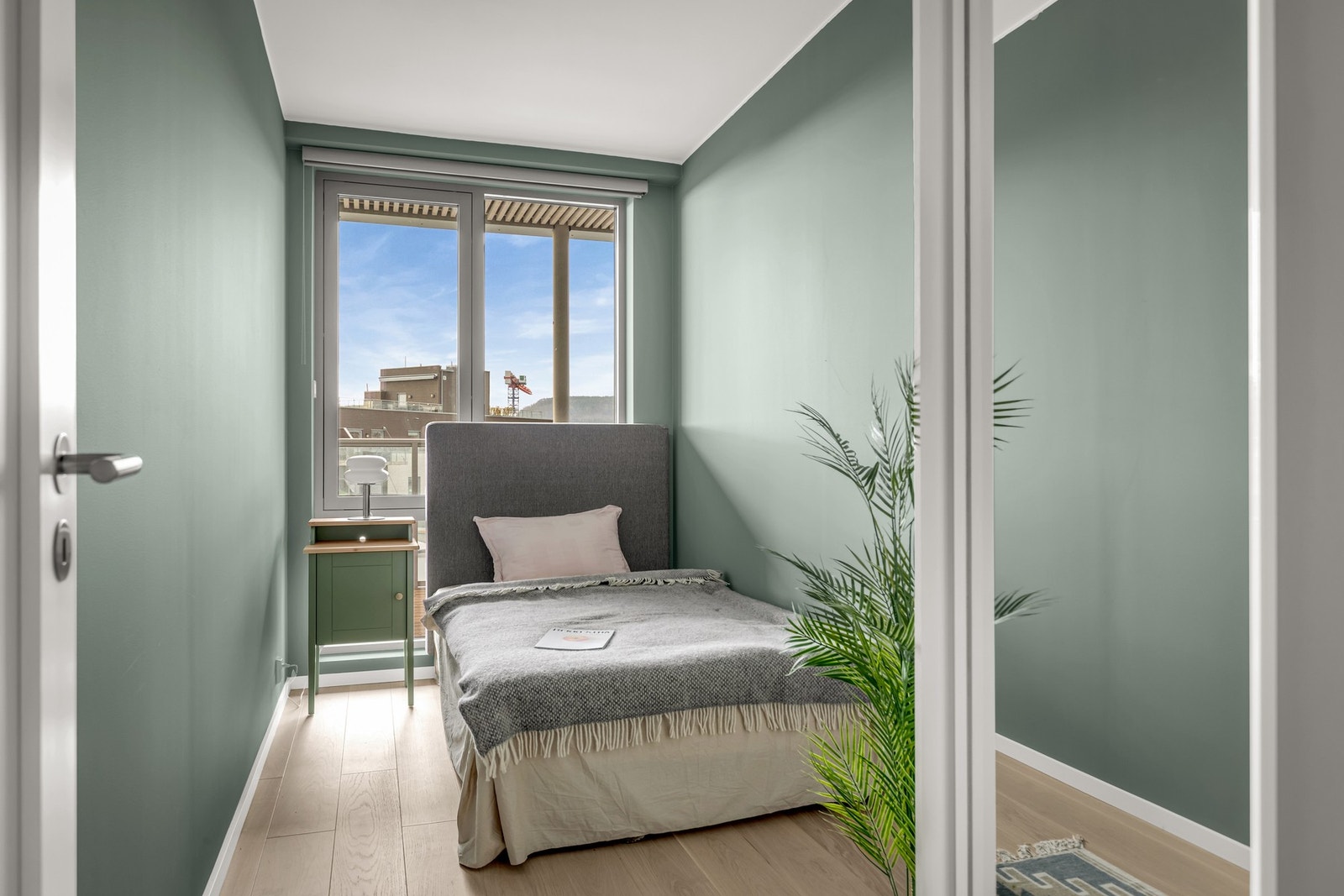 Leilighetens andre soverom passer ypperlig som både kontor og gjesterom. Det er skyvedørsgarderobe her også. Galleribilde