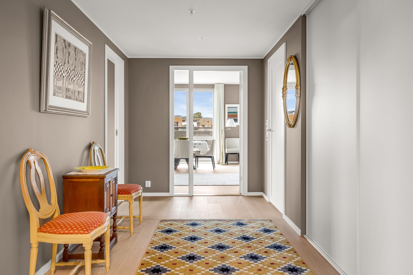Velkommen hjem! Entréen har skyvevdørsgarderobe samt god plass til å ta imot gjester. Galleribilde