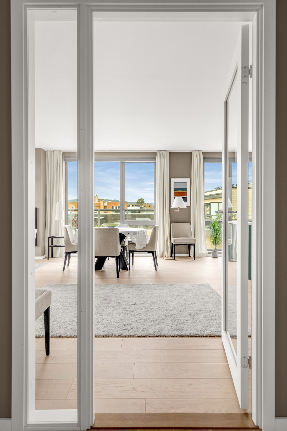 Det er glassdør mellom entréen og stuen. Galleribilde