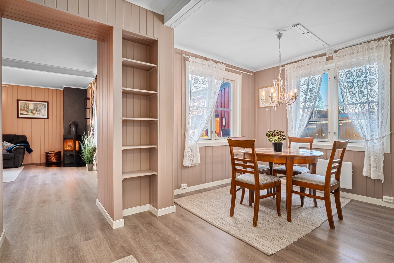 I overgangen mellom stue og kjøkken er det god plass til en spisestue. Galleribilde