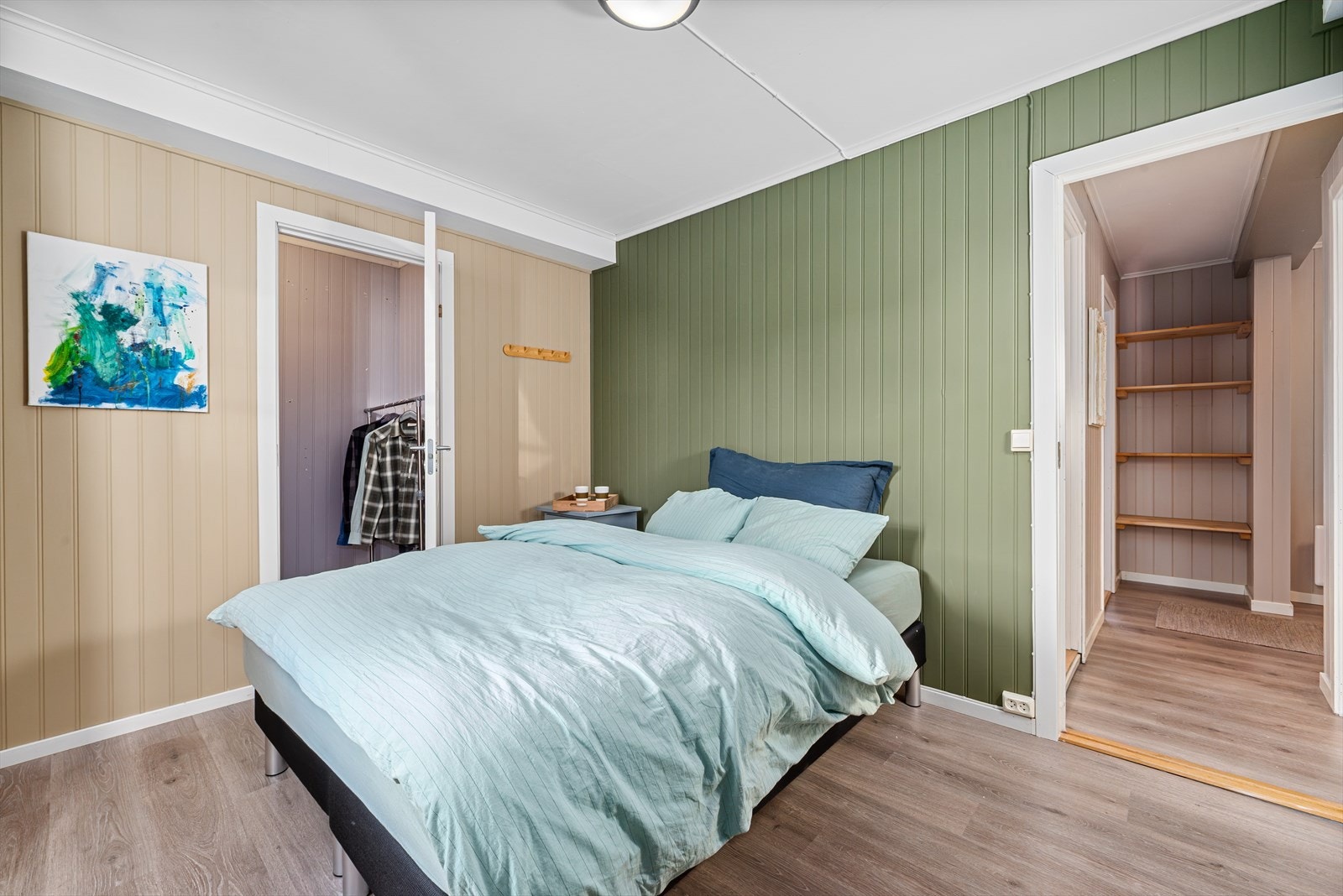 Leiligheten har tre soverom. Her er soverom 1 med praktisk bod innenfor. Galleribilde