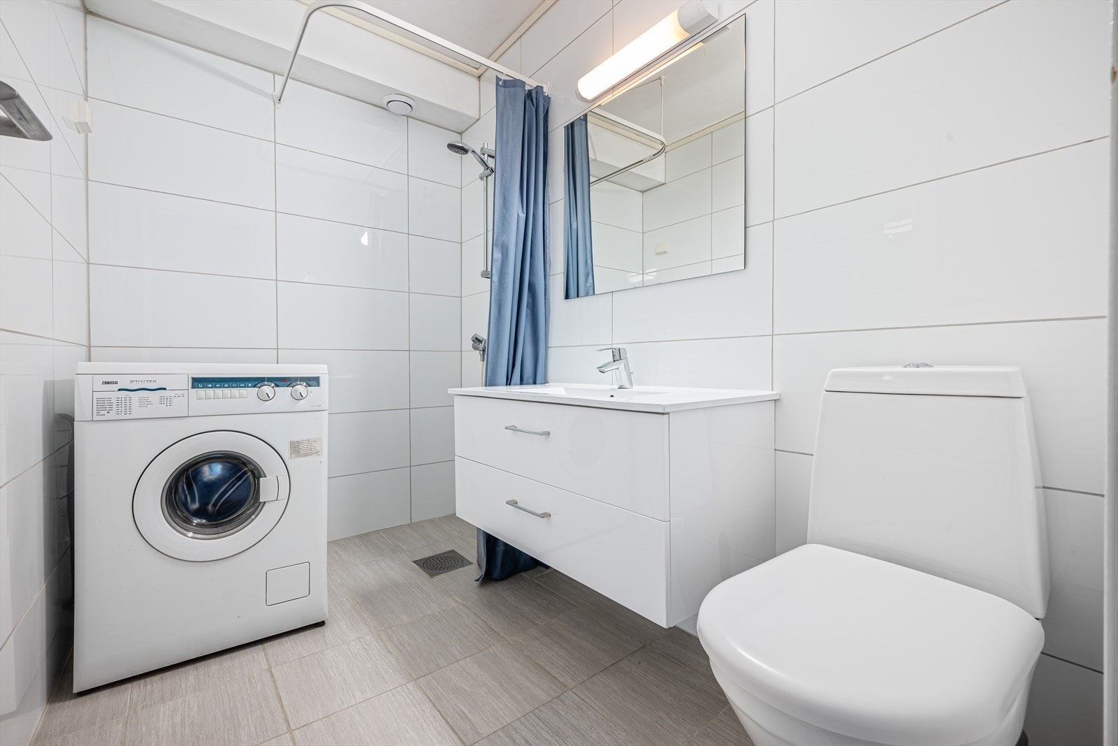 Bad med dusj, vask, wc og opplegg for vaskemaskin. Galleribilde