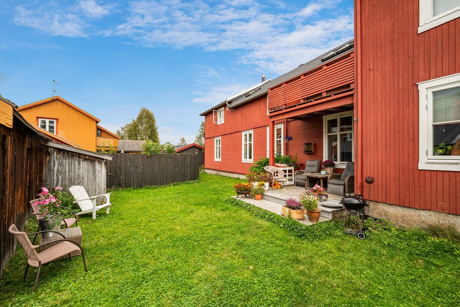 Plenarealet i bakgården er felles. Til venstre skimtes uthus/grishuset som brukes til felles lagring. Galleribilde