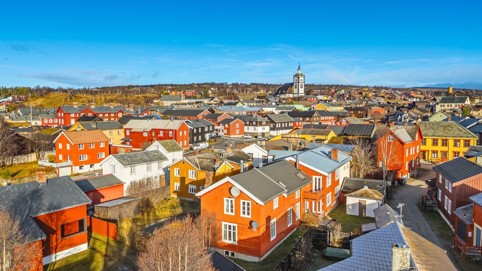 Pen og trivelig 4-roms selveierleilighet i 1. etasje med svært sentral beliggenhet. Galleribilde