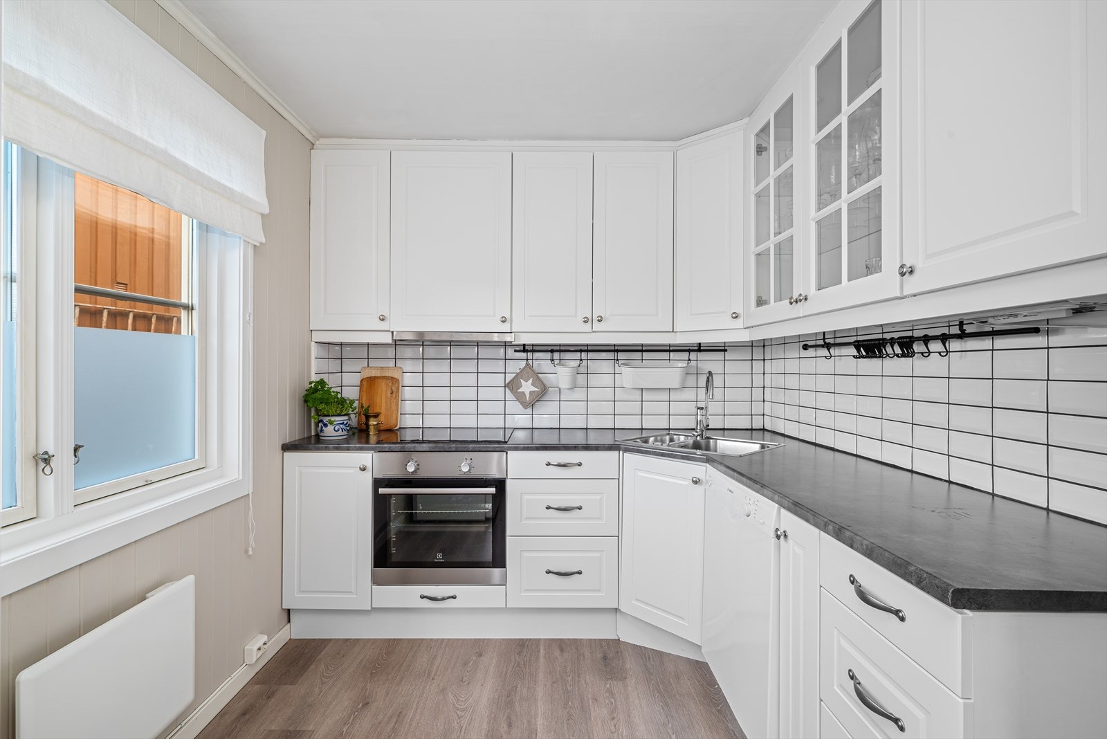 Pent kjøkken med god skap- og benkplass. Galleribilde