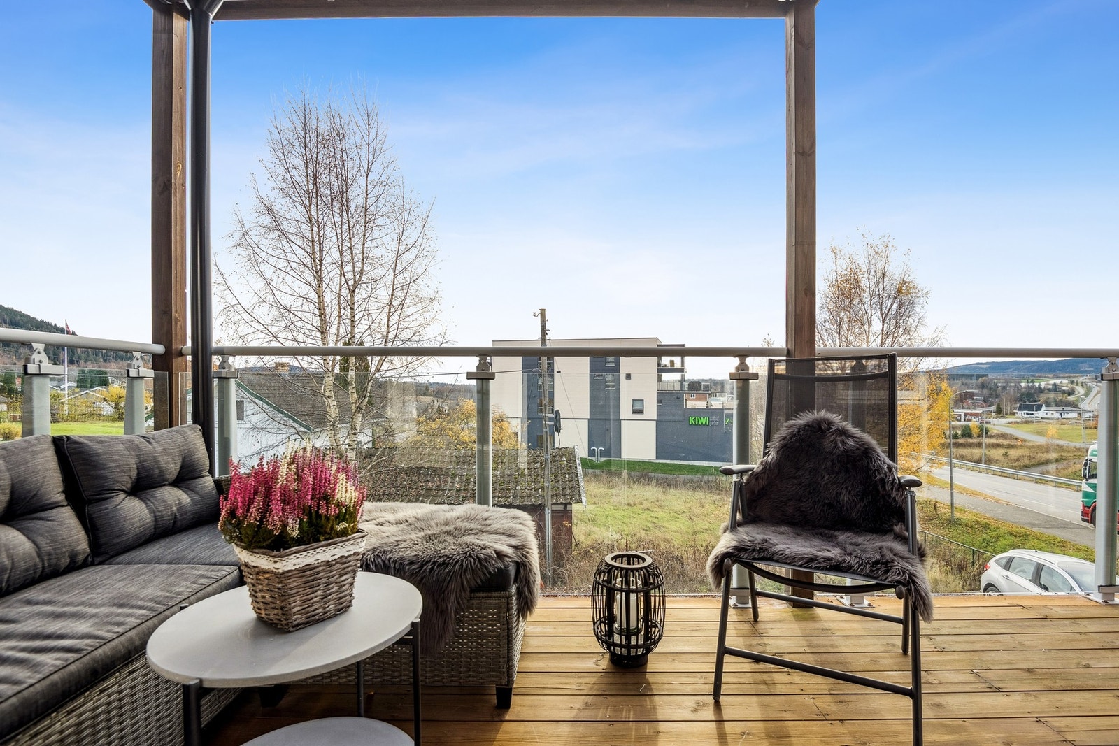 Utgang til balkongen gjør det enkelt å forlenge oppholdsrommet utendørs. Galleribilde