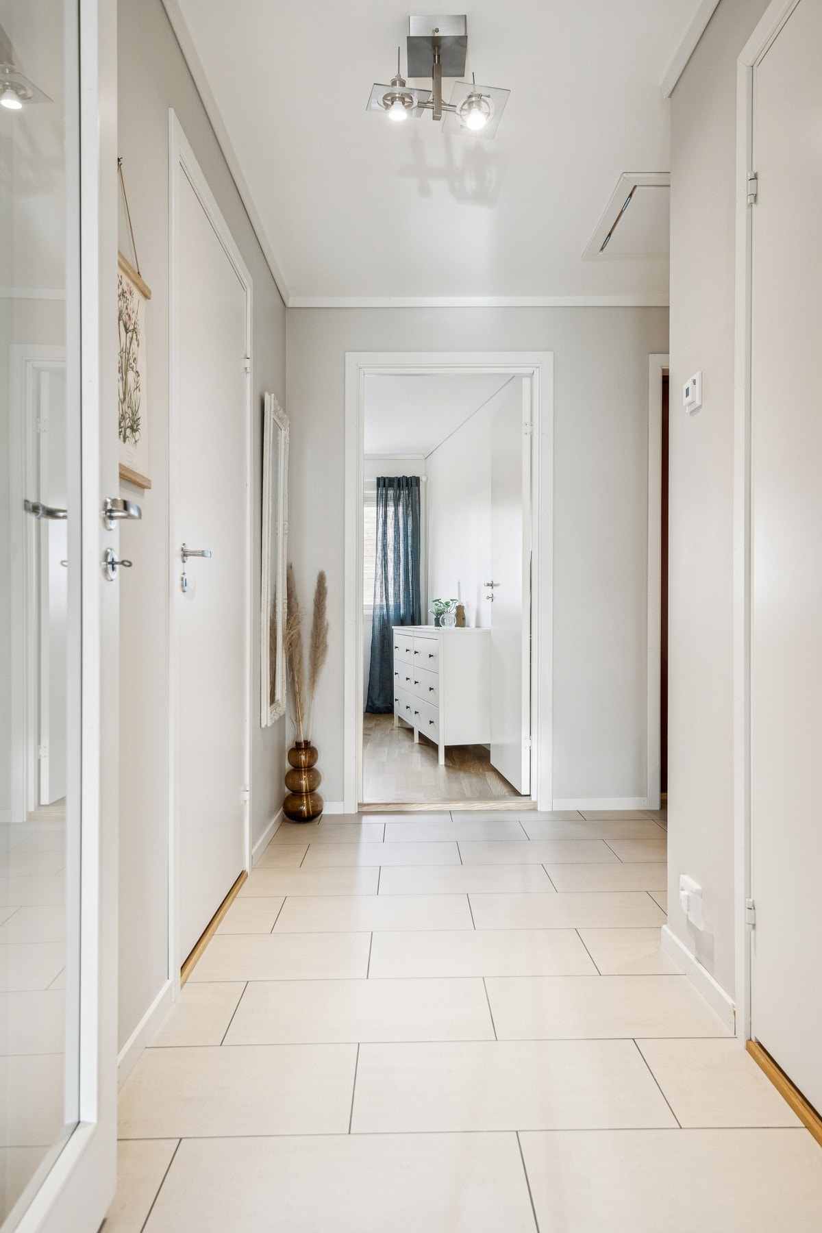 Her er det god plass til yttertøy, og skyvedørsgarderobe gir rikelig med oppbevaringsmuligheter. Galleribilde