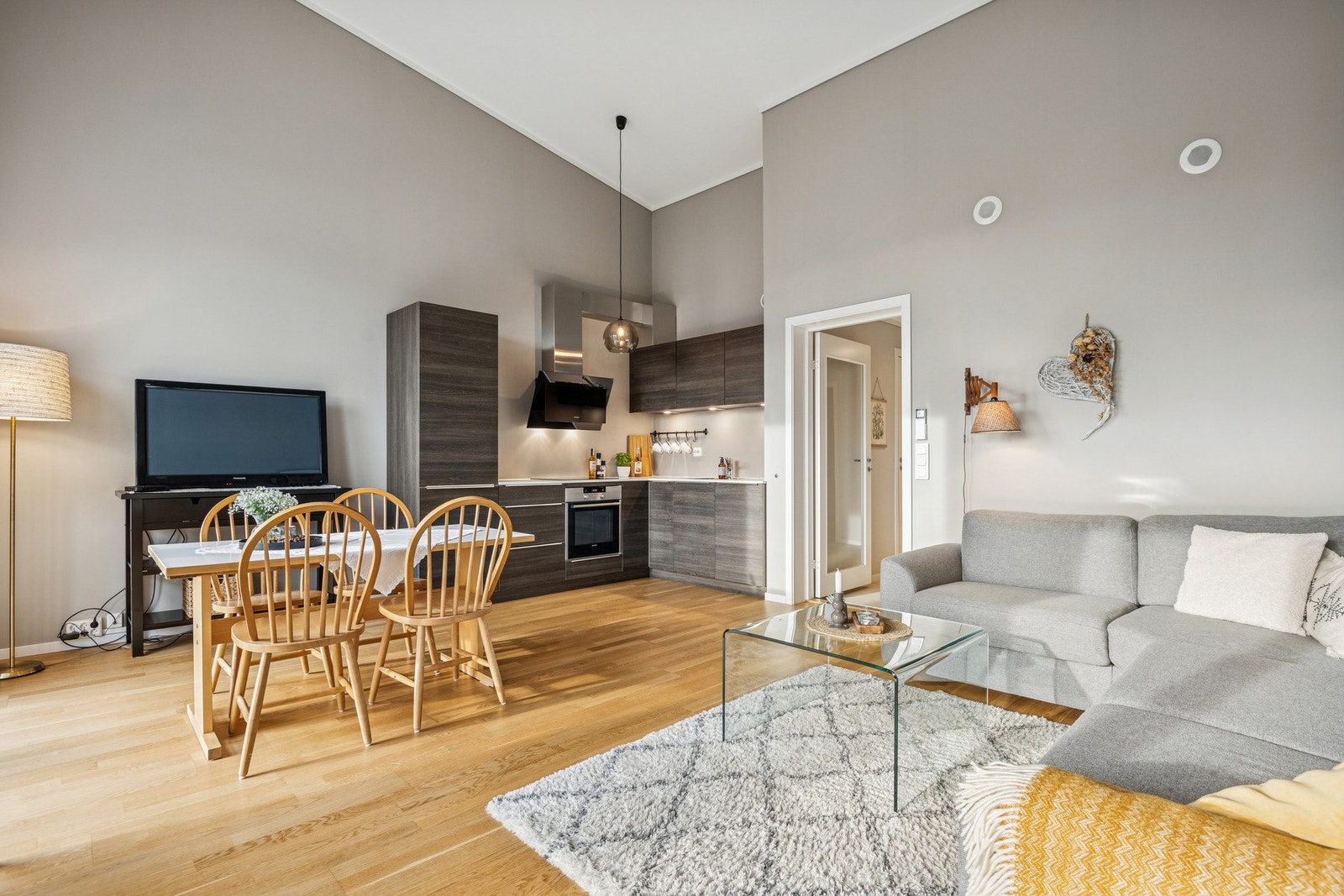 Romslig og innbydende stue med store vindusflater som slipper inn godt med dagslys. Galleribilde