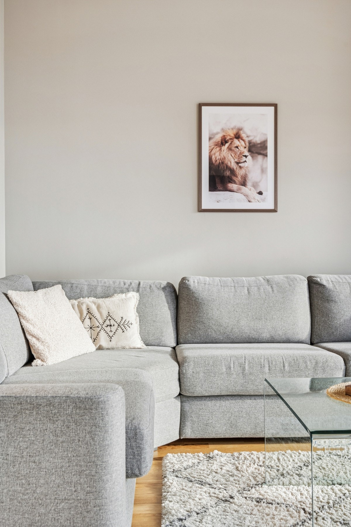 De lyse overflatene og det varme parkettgulvet gir en behagelig helhet Galleribilde