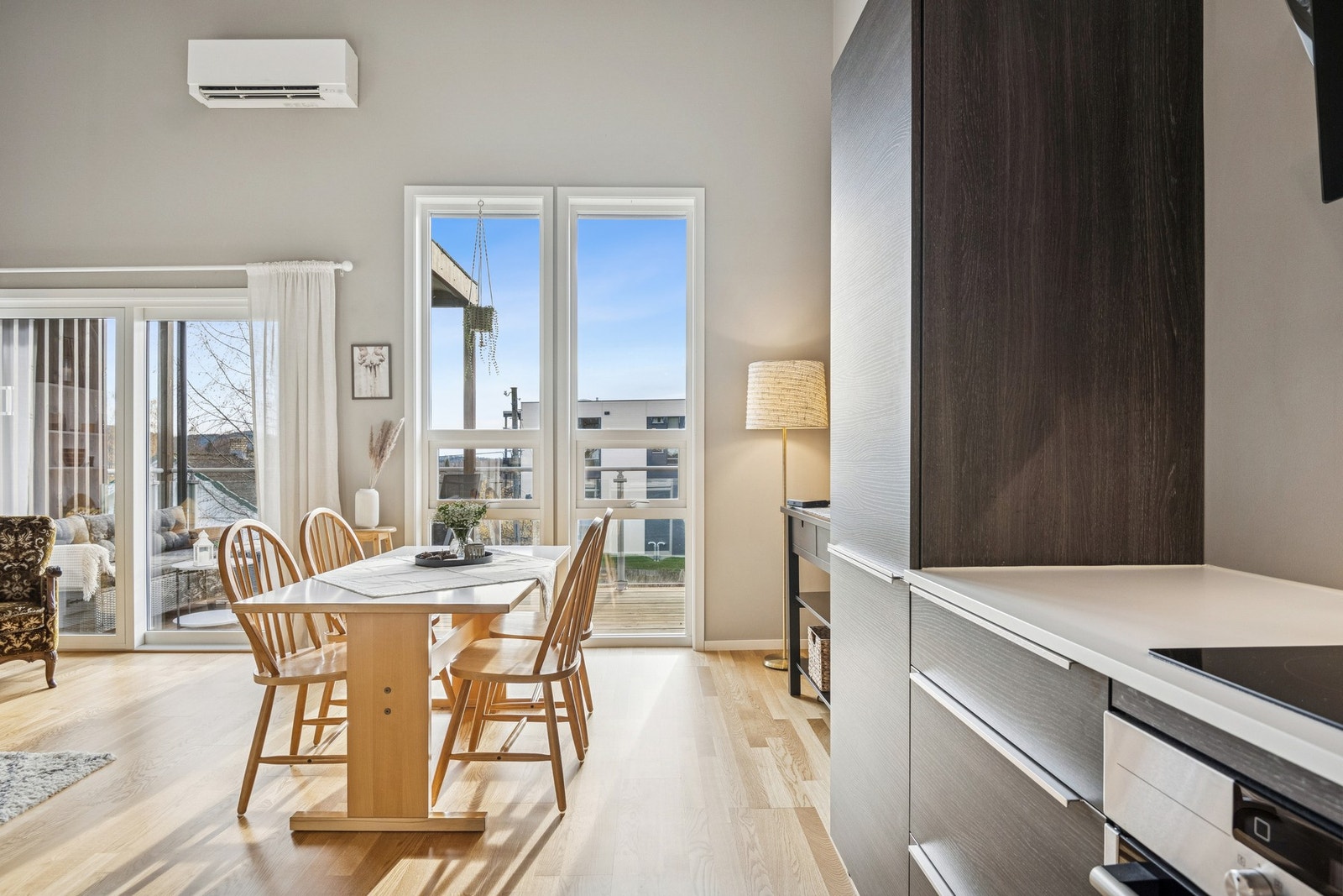 Videre inn kommer du til en romslig og innbydende stue med store vindusflater som slipper inn godt med dagslys. Galleribilde