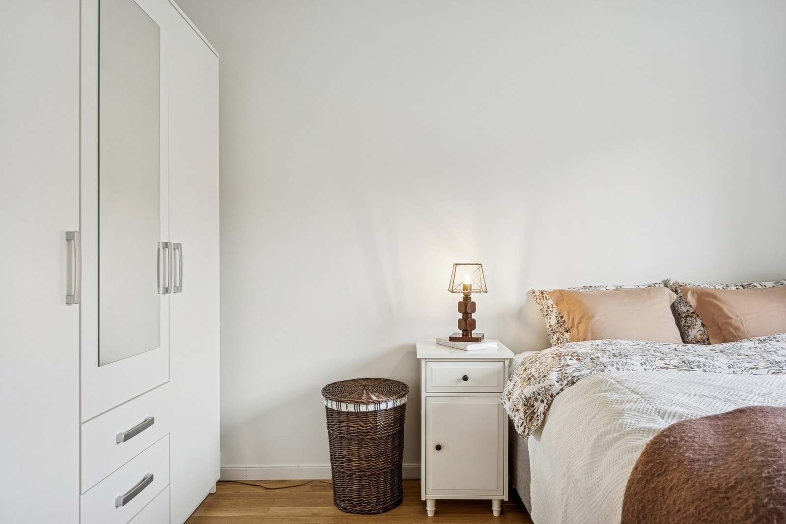 Soverom med garderobeskap. Galleribilde