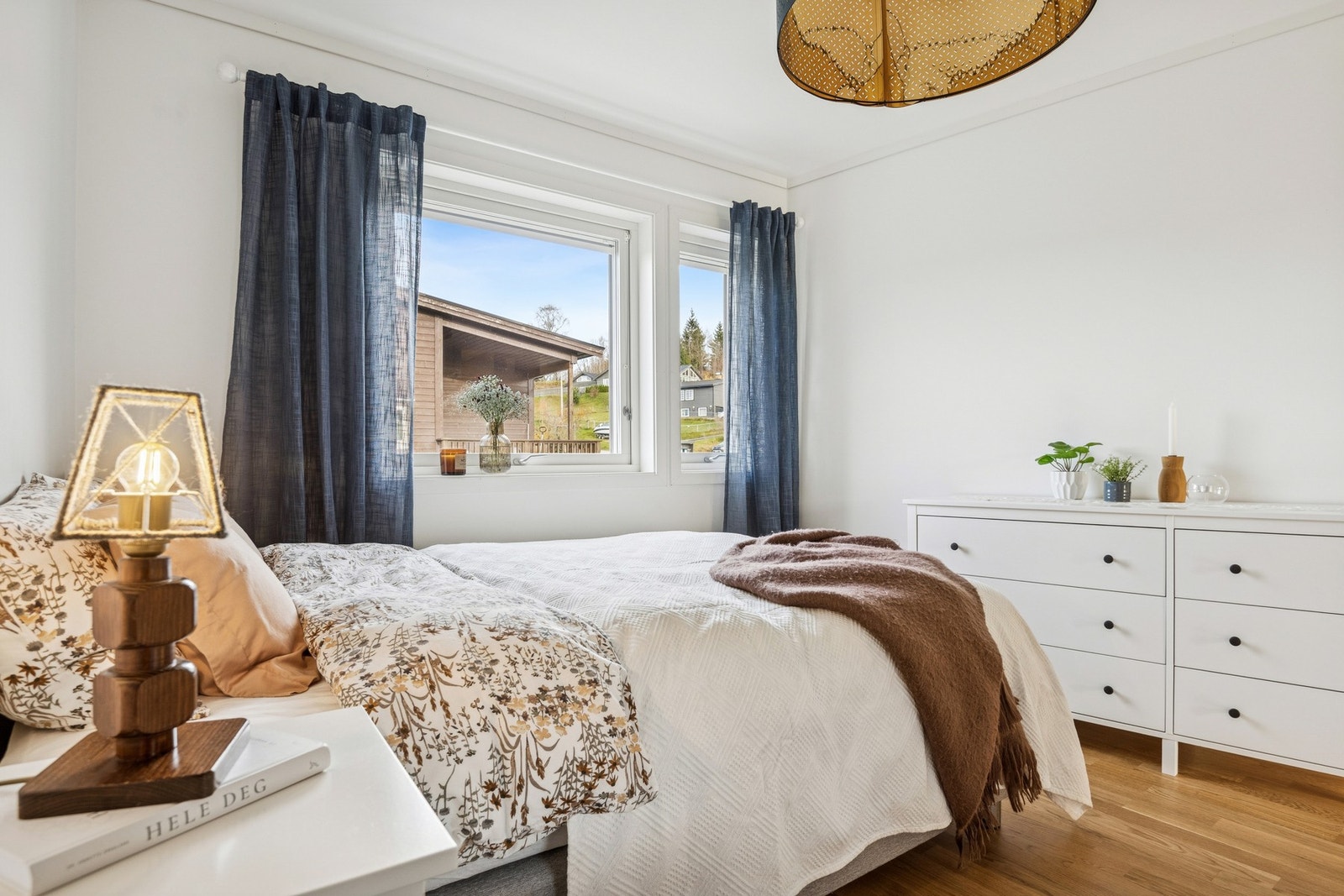 Store vinduer gir et behagelig lysinslipp og rommet fremstår som både lunt og harmonisk Galleribilde