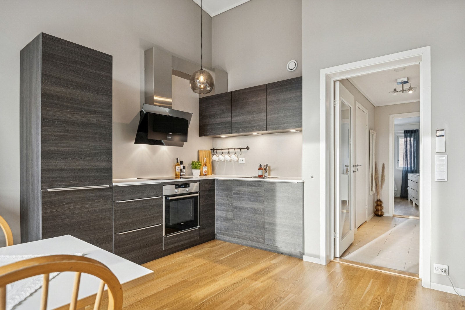 Kjøkkenet ligger i åpen løsning mot stuen og har en moderne og funksjonell utforming. Galleribilde